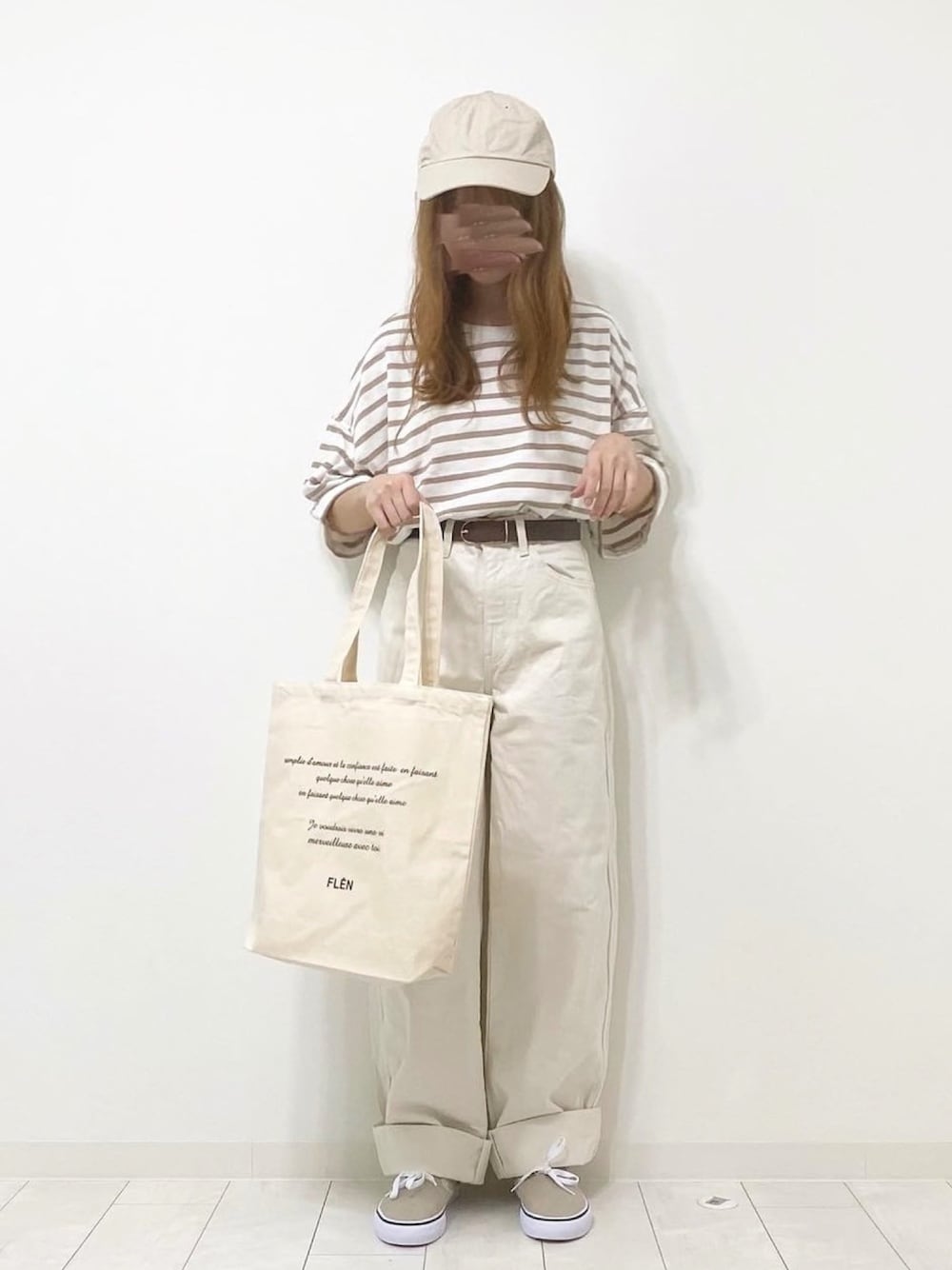 ホワイト系のTシャツ/カットソー、ホワイト系のその他パンツ、ホワイト系のトートバッグを着用したレディースの夏コーディネートの1枚目の写真