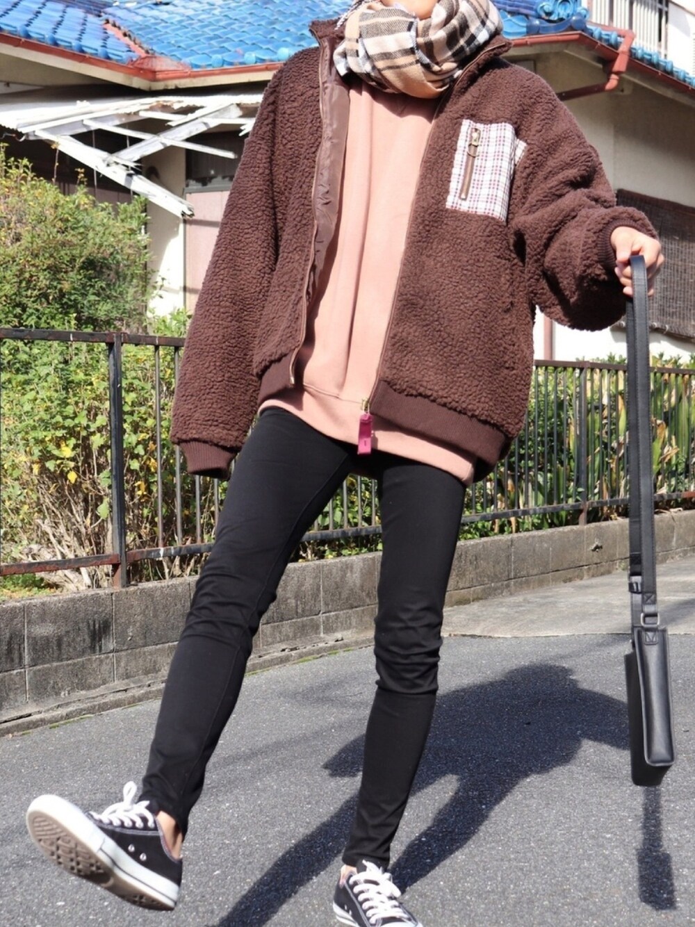 ブラック系のデニムパンツ、ブラウン系のブルゾン、ブラウン系のトップスを着用したメンズの秋コーディネートの1枚目の写真