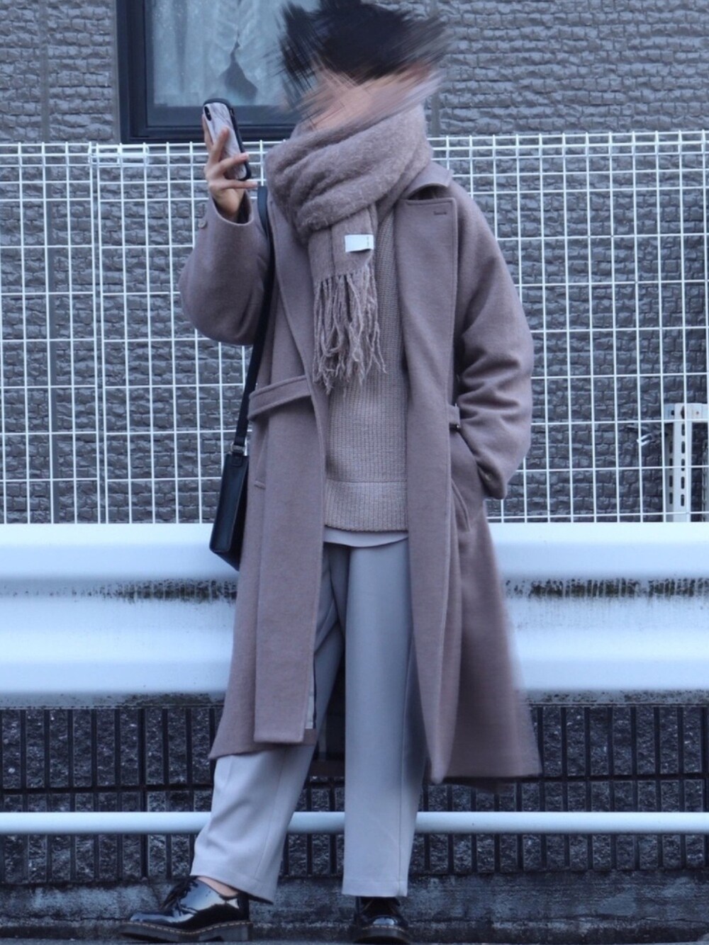 「私の推しブランド、おしゃれさんと繋がりたい、いいね、save、フォローお願いします🤑、ootd、ゆるコーデ、オーバーサイズ、ビックシルエット、シンプル、LILL (リル)、LILL」｜「LILLのスモーキートーンセンタープレスポリツイルストレッチトロミワークパンツ（その他パンツ、グレー系）」を使った、きおさん（メンズ・172cm）の冬コーディネートの1枚目の写真