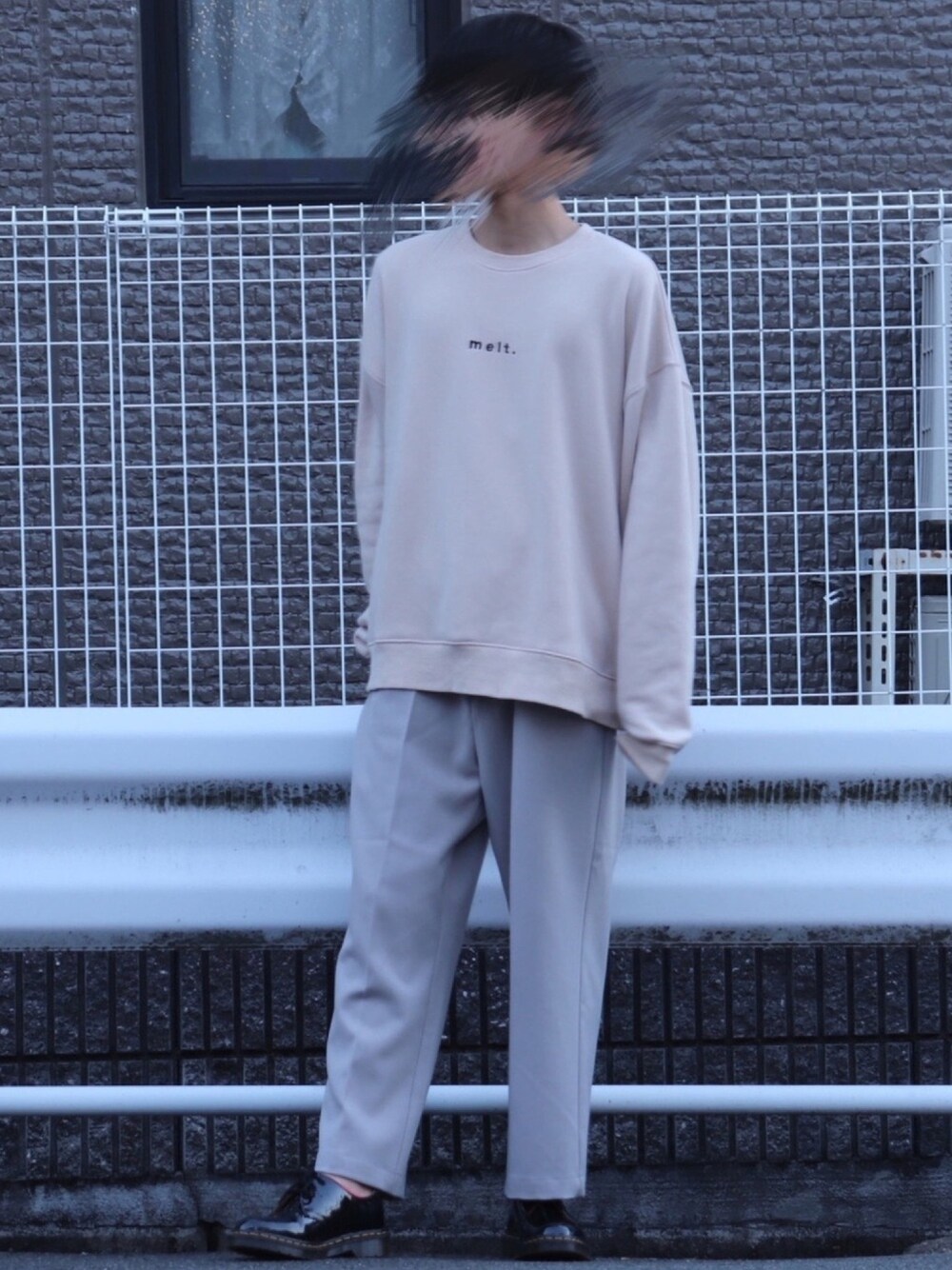 「私の推しブランド、おしゃれさんと繋がりたい、いいね、save、フォローお願いします🤑、ゆるコーデ、ビッグシルエット、大人カジュアル、シンプル、ootd、LILL、LILL (リル)」｜「LILLのスモーキートーンセンタープレスポリツイルストレッチトロミワークパンツ（その他パンツ、グレー系）」を使った、きおさん（メンズ・172cm）の冬コーディネートの1枚目の写真