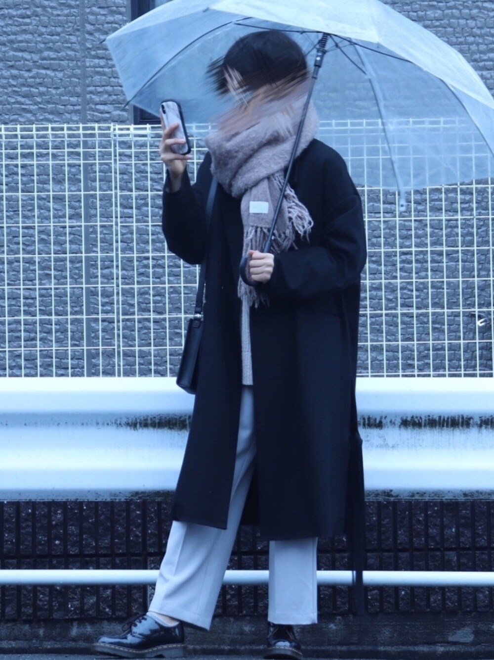 「私の推しブランド、おしゃれさんと繋がりたい、いいね、save、フォローお願いします🤑、ゆるコーデ、ビッグシルエット、ootd、雨の日コーデ、休日スタイル、LILL、LILL (リル)」｜「LILLのスモーキートーンセンタープレスポリツイルストレッチトロミワークパンツ（その他パンツ、グレー系）」を使った、きおさん（メンズ・172cm）の冬コーディネートの1枚目の写真