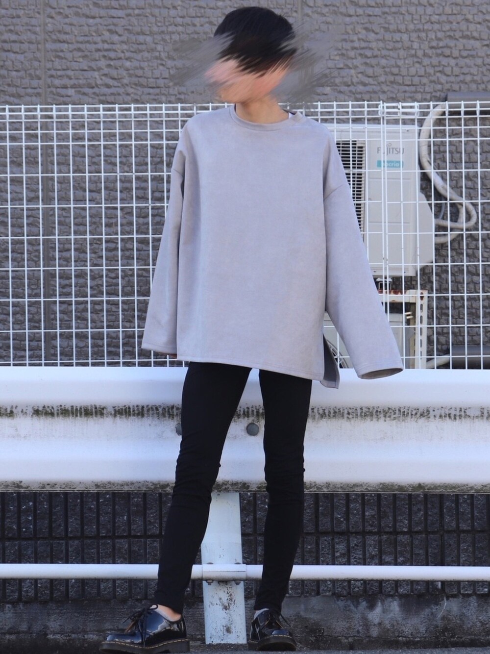 「シンプル、シンプルコーデ、おしゃれさんと繋がりたい、いいね、save、フォローお願いします🤑、キレイめ、ootd、プチプラコーデ、革靴、LILL、LILL (リル)」｜「LILLのフェイクスウェードサイドスリットビッグシルエットプルオーバー（Tシャツ/カットソー、ブルー系）」を使った、きおさん（メンズ・172cm）の冬コーディネートの1枚目の写真