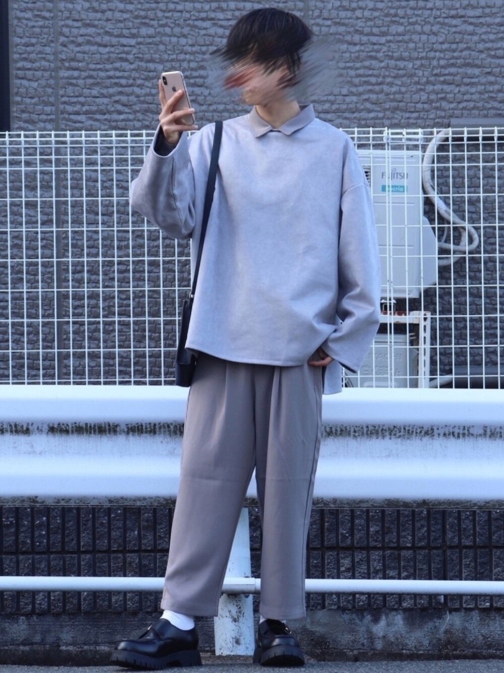 「シンプル、シンプルコーデ、おしゃれさんと繋がりたい、いいね、save、フォローお願いします🤑、グレー、ゆるコーデ、ビッグシルエット、shiki tokyo、LILL、LILL (リル)」｜「LILLのフェイクスウェードサイドスリットビッグシルエットプルオーバー（Tシャツ/カットソー、グレー系）」を使った、きおさん（メンズ・172cm）の冬コーディネートの1枚目の写真