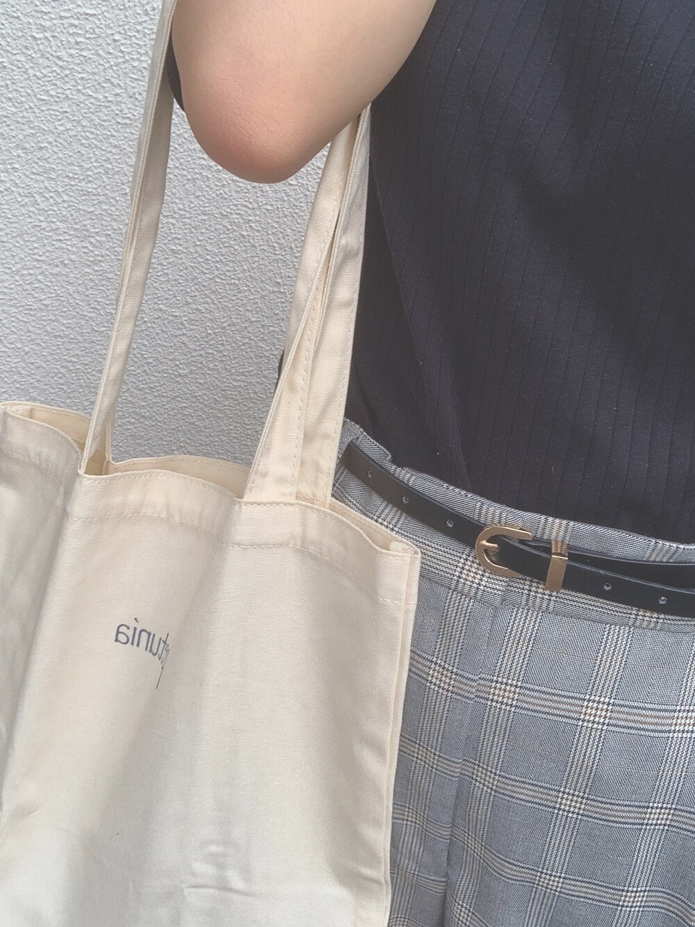 ブラック系のTシャツ/カットソー、グレー系のパンツ、ホワイト系のトートバッグを着用したレディースの秋コーディネートの1枚目の写真