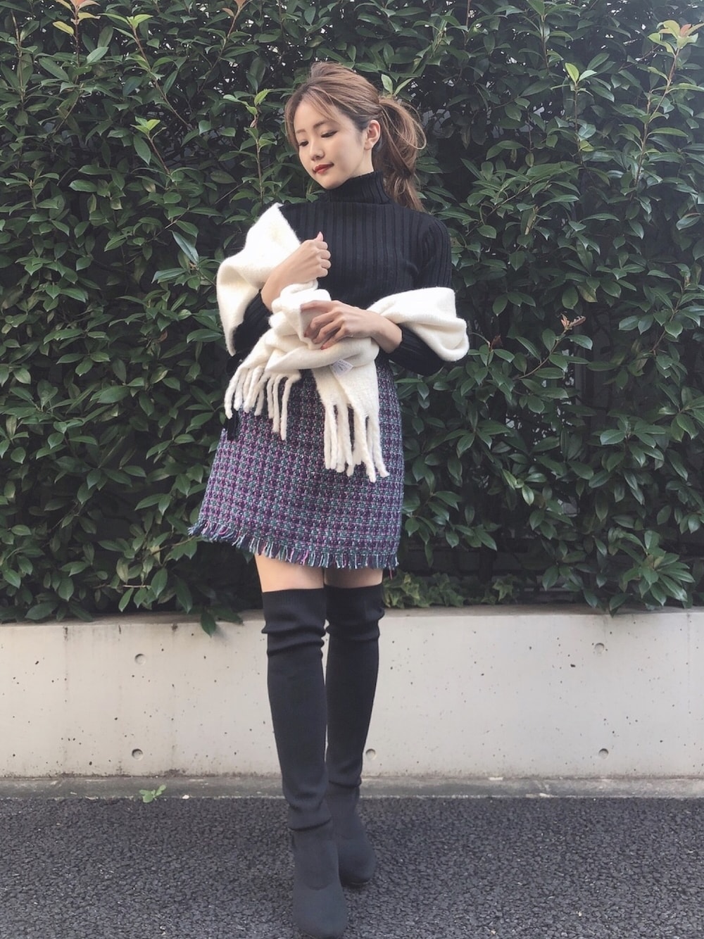 「年末WEAR感謝祭、オトナカジュアル、おしゃれさんと繋がりたい、クリスマスコーデ、タートルネックニット、きれいめカジュアル、ツイードスカート、冬コーデ、ニーハイブーツ、ソックス➕ブーツ」｜「SNIDELのツイードミニサイドリボンスカート（スカート、ブルー系）」を使った、Soraさん（レディース・161cm）の冬コーディネートの1枚目の写真