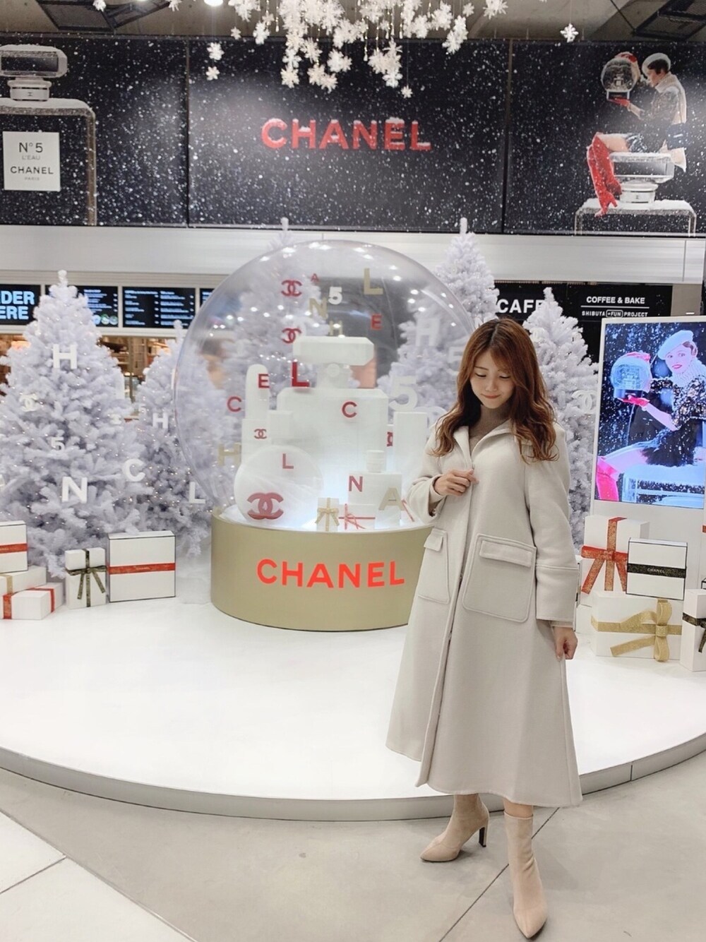 「年末WEAR感謝祭、休日スタイル、おしゃれさんと繋がりたい、クリスマスコーデ、冬アウター、きれいめカジュアル、スナイデル、冬コーデ、ロングコート、フードコート」｜「SNIDELのフードリバーコート（その他アウター、ホワイト系）」を使った、Soraさん（レディース・161cm）の冬コーディネートの1枚目の写真