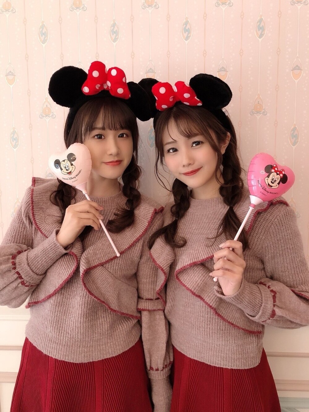 「秋冬コーデ、休日スタイル、おしゃれさんと繋がりたい、ニットコーデ、双子コーデ、ディズニーコーデ、ディズニーランド、大人ガーリー、ピンクコーデ、ピンクニット」｜「Parfait by Soraのアイテム（ニット/セーター、ピンク系）」を使った、Soraさん（レディース・161cm）の冬コーディネートの1枚目の写真