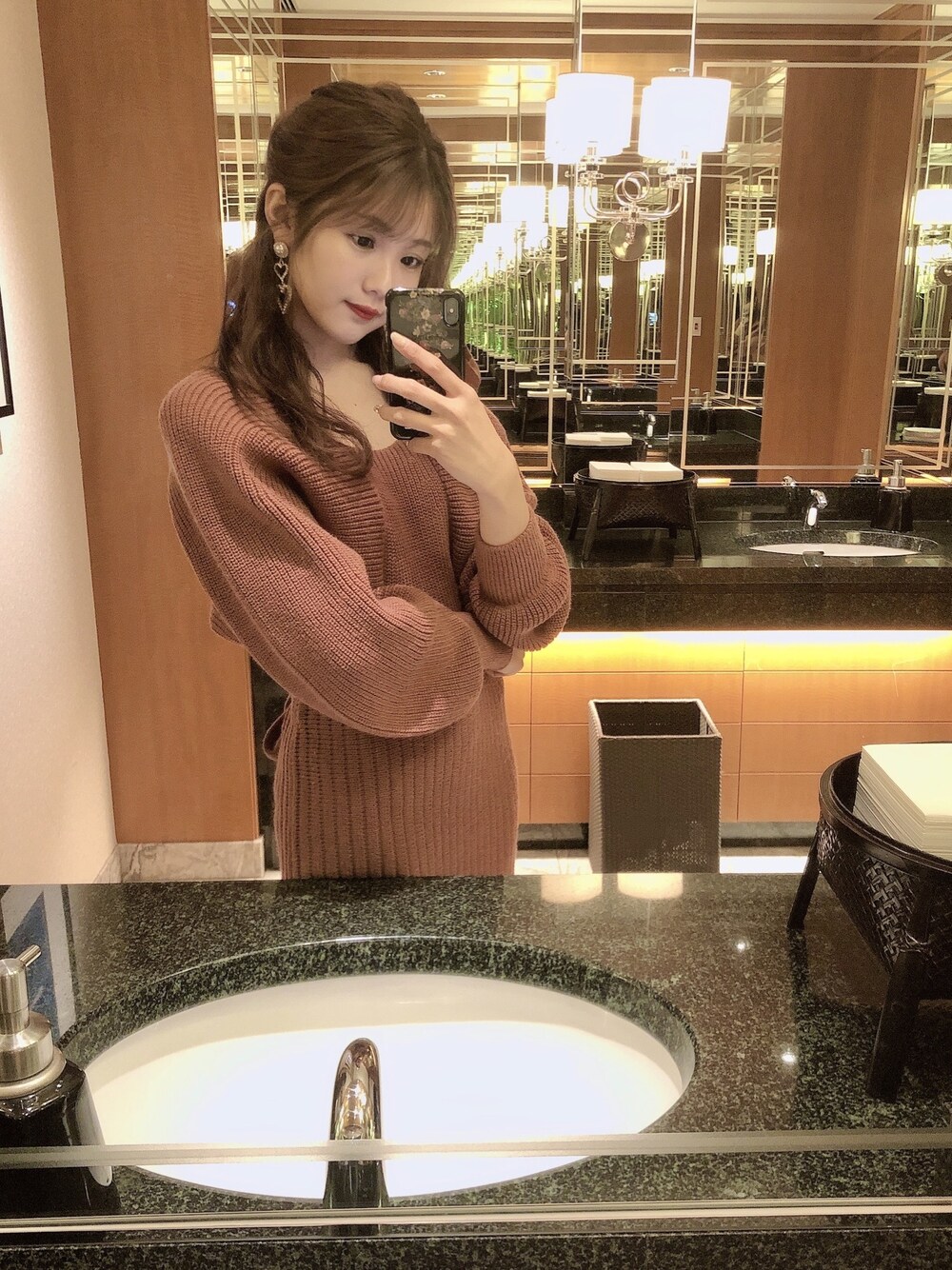 「おしゃれさんと繋がりたい、ディナー、ディナーコーディネート、デート、スナイデル、ニットワンピース、ニットワンピ、ロングワンピース、バックリボン」｜「SNIDELのショースキンニットワンピース（ワンピース、ピンク系）」を使った、Soraさん（レディース・161cm）の冬コーディネートの1枚目の写真