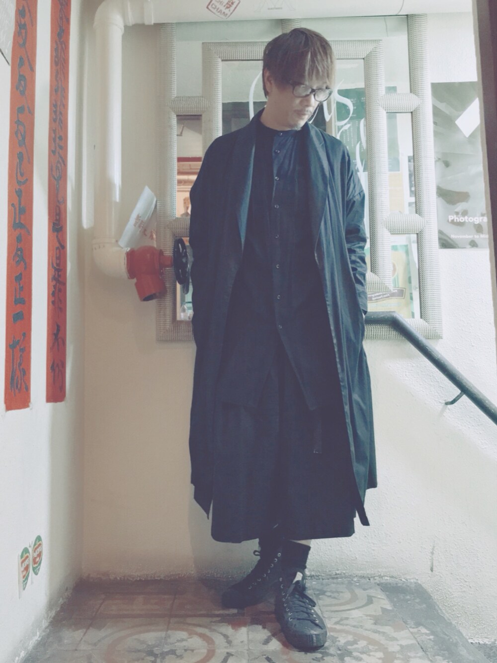 「冬、黑、HARE、UNIQLO」｜「HAREのブロードロングシャツ(HARE)（シャツ/ブラウス、ブラック系）」を使った、Ka Wai Liangさん（メンズ・170cm）の冬コーディネートの1枚目の写真