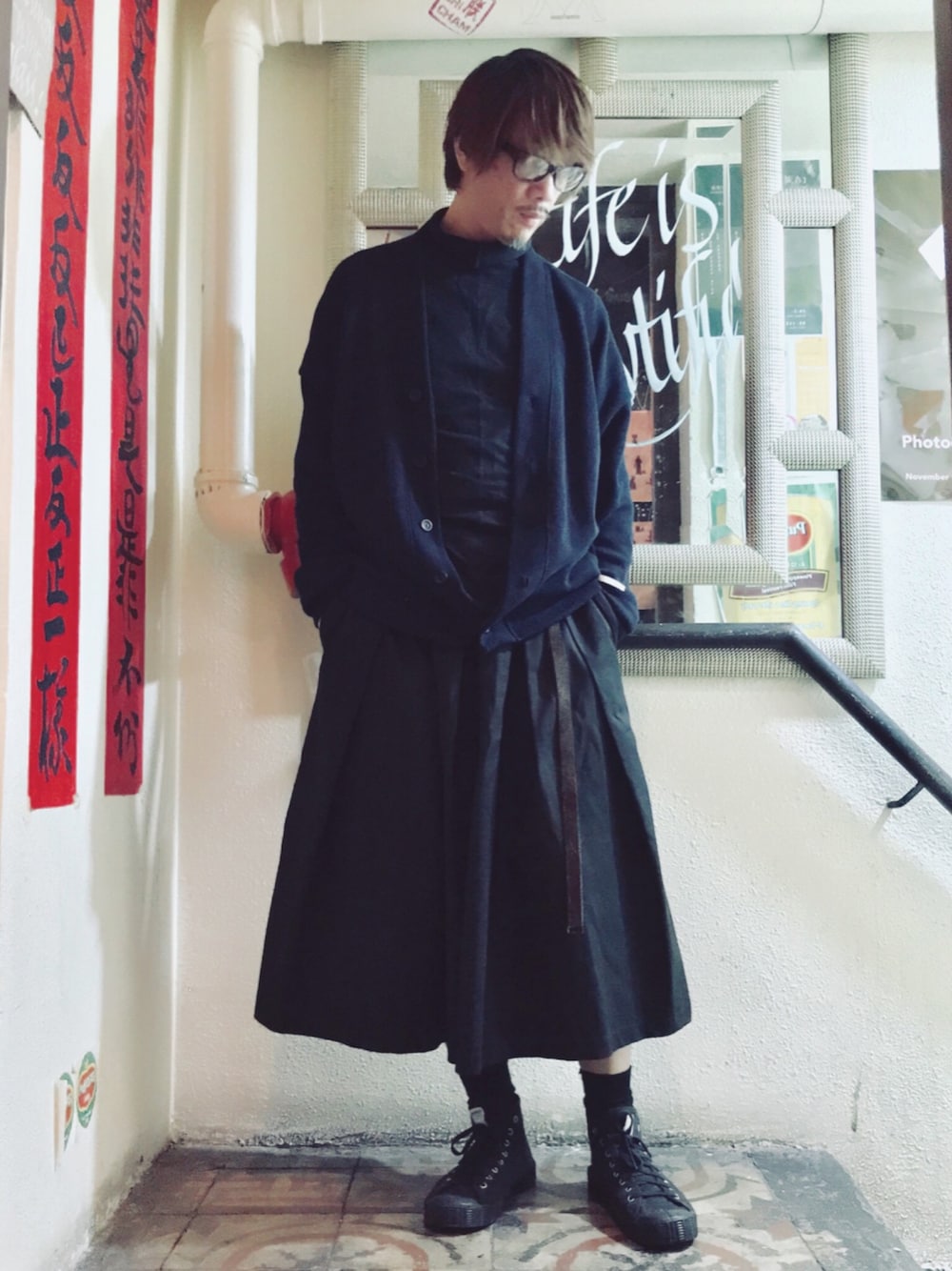 「HARE、SPALWART」｜「UNKNOWN.のアイテム（カーディガン/ボレロ、ブルー系）」を使った、Ka Wai Liangさん（メンズ・170cm）の冬コーディネートの1枚目の写真