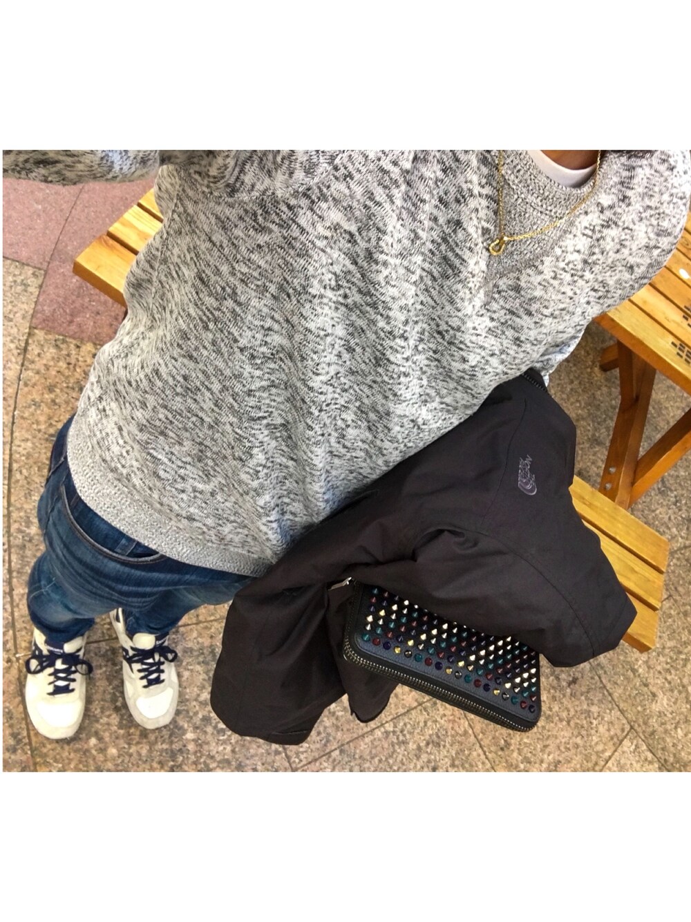 「シンプル、おしゃれさんと繋がりたい、スキニーデニム、ootd、プチプラ、プチプラコーデ、ルブタン、スニーカーコーデ、スニーカー、デート」｜「GUのアイテム（ニット/セーター、グレー系）」を使った、Yさん（メンズ・171cm）の冬コーディネートの1枚目の写真