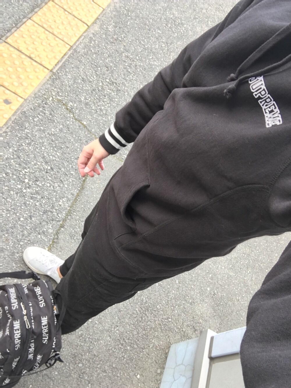 「supreme、シュプリーム、冬、冬コーデ、パーカー、ストリート、プチプラ、ナイキ、NIKE、デート」｜「Supreme のアイテム（パーカー、ブラック系）」を使った、Yさん（メンズ・171cm）の冬コーディネートの1枚目の写真