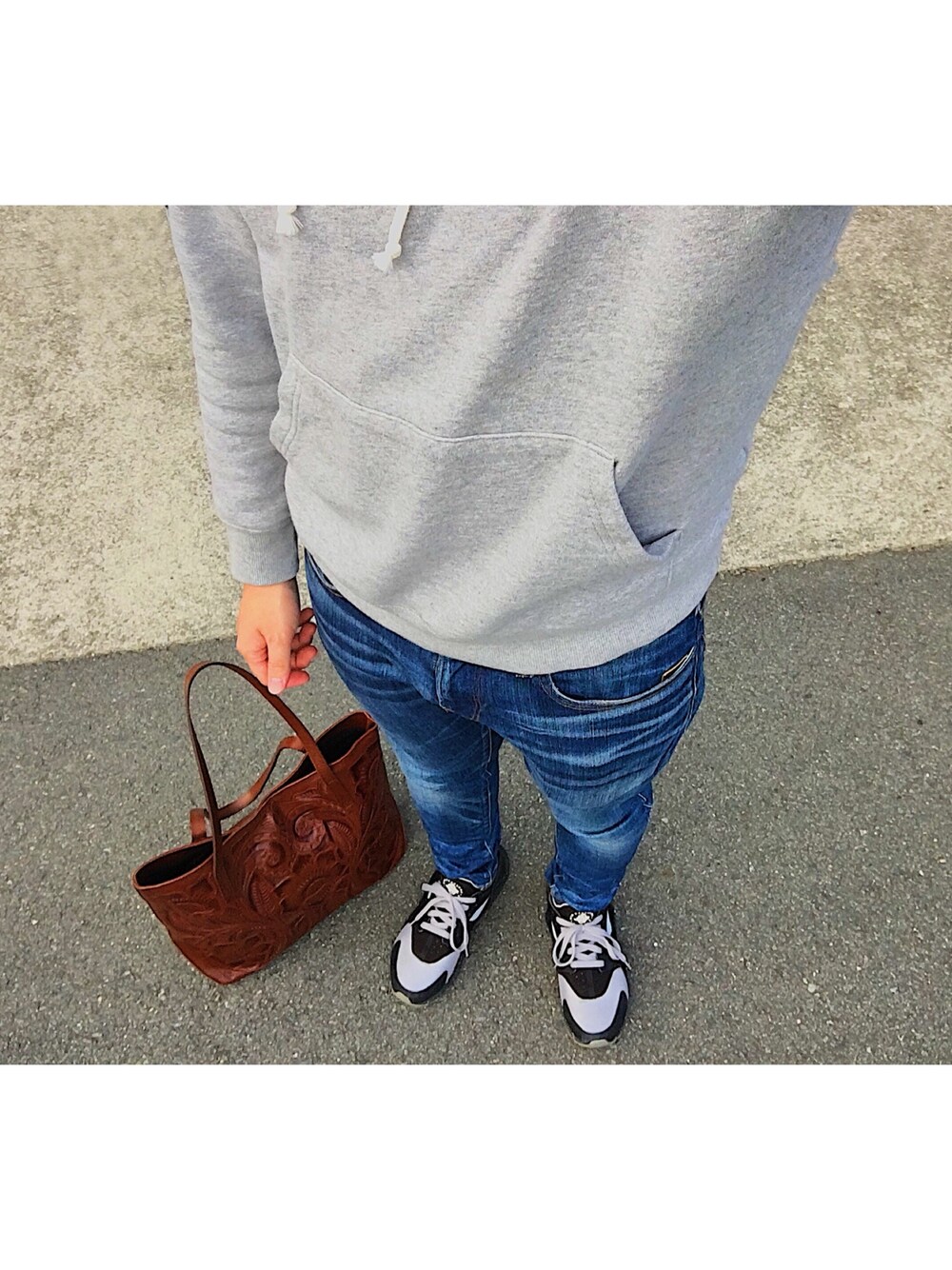「シンプル、シンプルコーデ、春コーデ、春、パーカー、デニム、スニーカー、NIKE、スニーカーコーデ、プチプラ」｜「Championの【CHAMPION】プルオーバーパーカー（パーカー、グレー系）」を使った、Yさん（メンズ・171cm）の春コーディネートの1枚目の写真