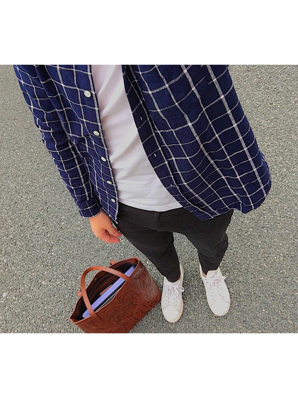 「春、プチプラ、スキニー、シンプル、シンプルコーデ、ootd、おしゃれさんと繋がりたい、カジュアルコーデ、カジュアル、スニーカー」｜「GRACE CONTINENTALのLinda M（トートバッグ、ブラウン系）」を使った、Yさん（メンズ・171cm）の春コーディネートの1枚目の写真