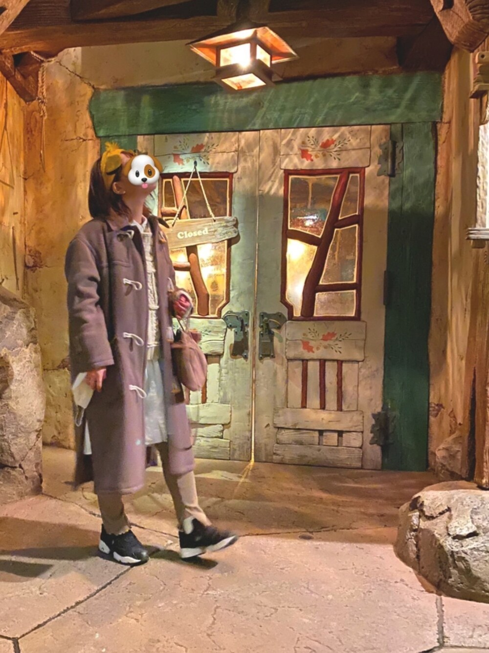 「くすみピンク、ディズニー、ディズニーランド、シンバ、ディズニーコーデ」｜「FREAK'S STOREのビッグシルエットロングダッフルコート（ダッフルコート、ベージュ系）」を使った、いぬのさん（レディース・157cm）の冬コーディネートの1枚目の写真
