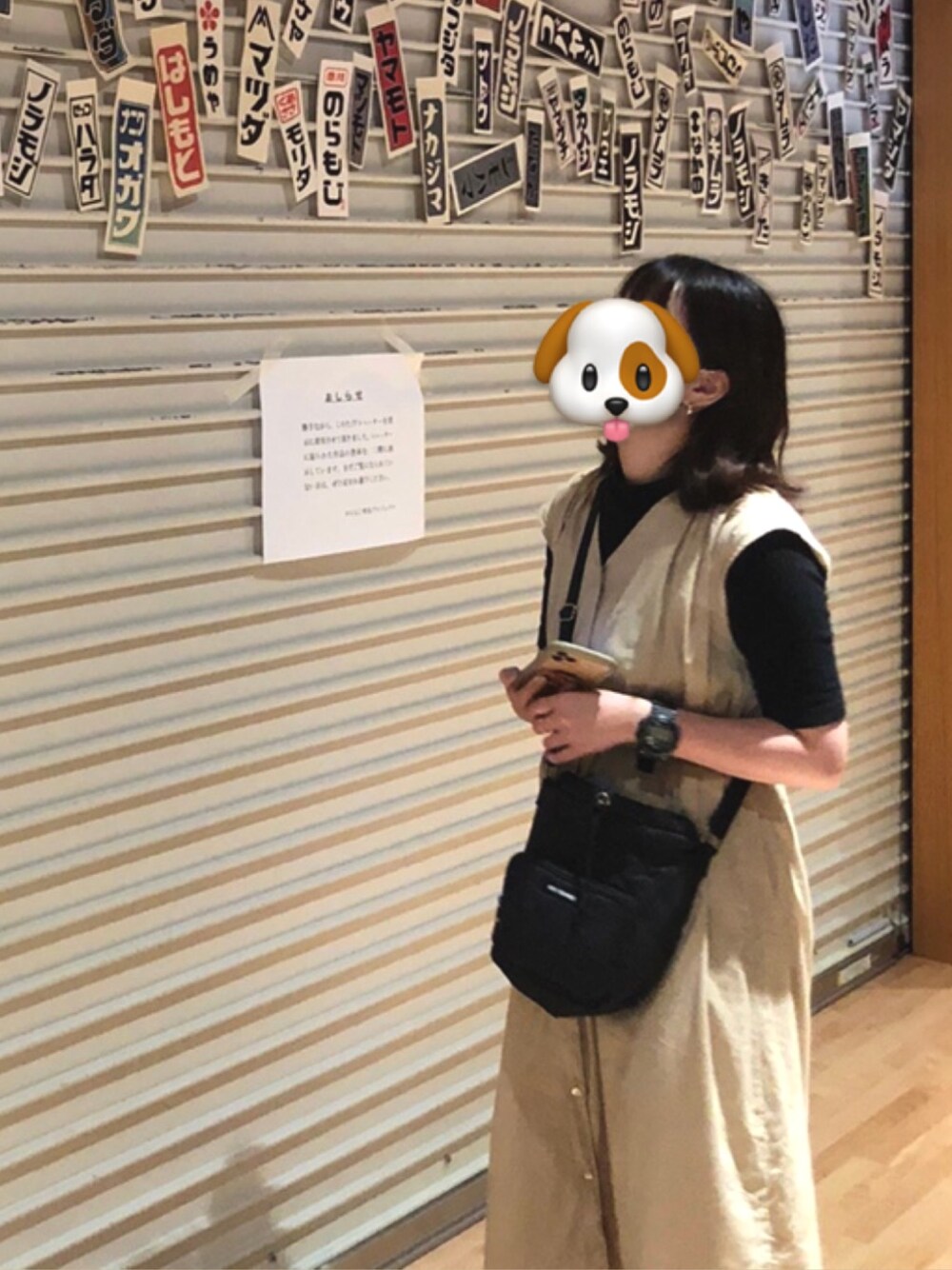 ベージュ系のワンピース、ブラック系のTシャツ/カットソー、ブラック系のサンダルを着用したレディースの夏コーディネートの1枚目の写真