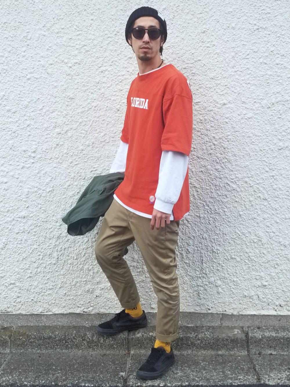 「レイヤードstyle、レイヤードスタイル、春コーデ、フットボールTシャツ、オレンジ、ロンT、チノパン、ベージュ、靴下チラ見せ、oldskool」｜「ROTHCOのROTHCO：ＢＤＵ　ＳＨ　Ｖ（ブルゾン、グリーン系）」を使った、SUZUKISSさん（メンズ・175cm）の冬コーディネートの1枚目の写真