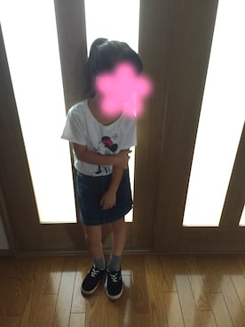 「UNIQLO（ユニクロ）のGIRLS ディズニーコレクショングラフィックT（半袖）（Tシャツ/カットソー、ホワイト系）」を使った、KHPさん（キッズ）の夏コーディネート