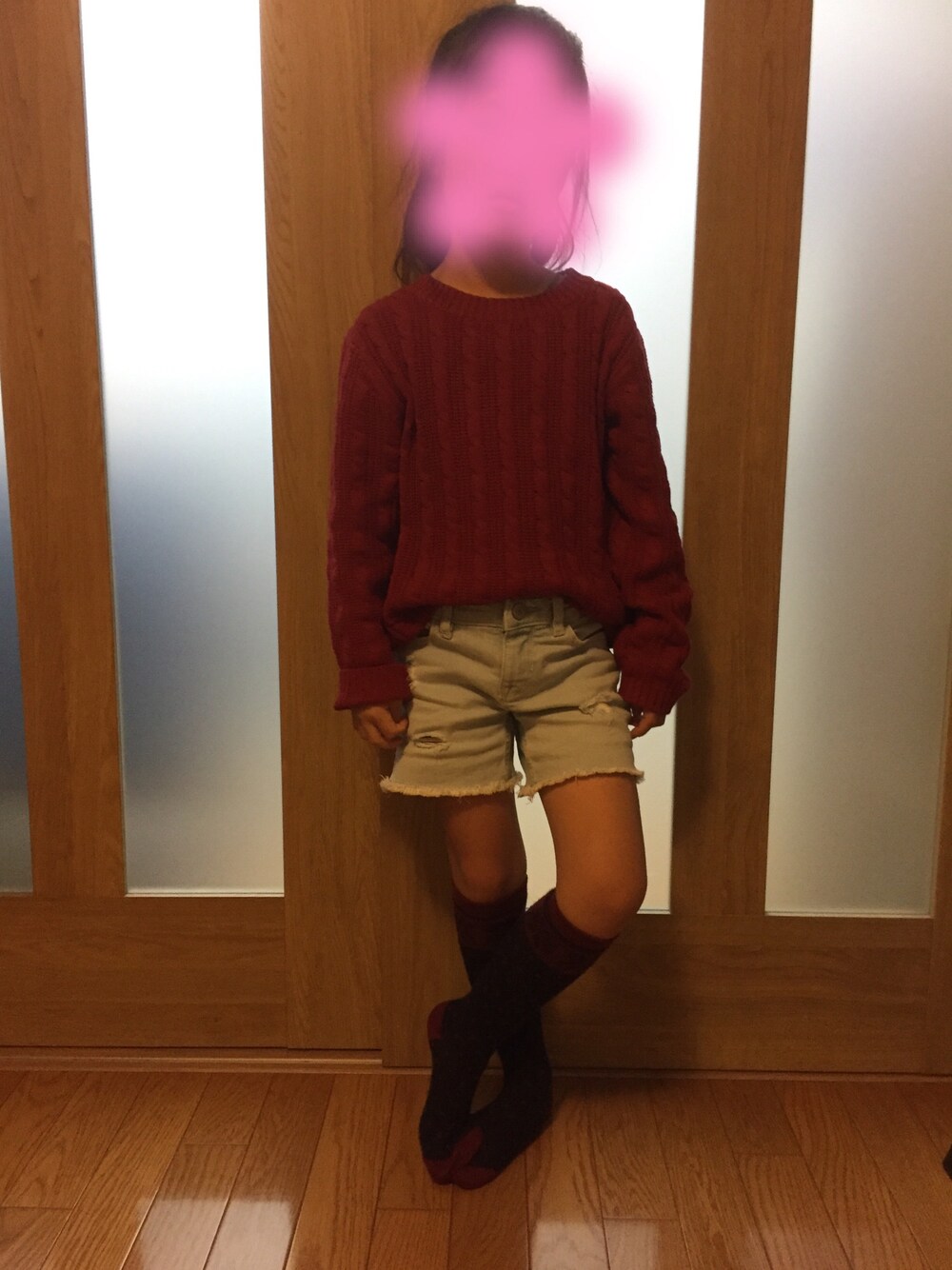 「キッズコーデ、小学生、女の子、おんなのこ」｜「UNIQLOのアイテム（ニット/セーター、レッド系）」を使った、KHPさん（キッズ・120cm）の秋コーディネートの1枚目の写真