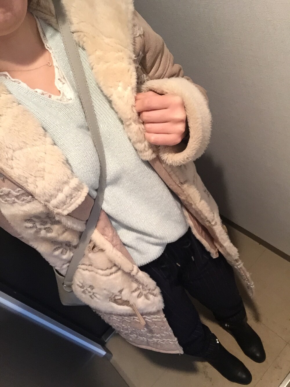 「シンプルコーデ、オトナカジュアル、キレイめコーデ、パンツスタイル、色は春、でもまだまだ冬、セカスト行ったよ、引っ越し準備」｜「Ungridのアイテム（ムートンコート、ベージュ系）」を使った、morico さん（レディース・158cm）の春コーディネートの1枚目の写真