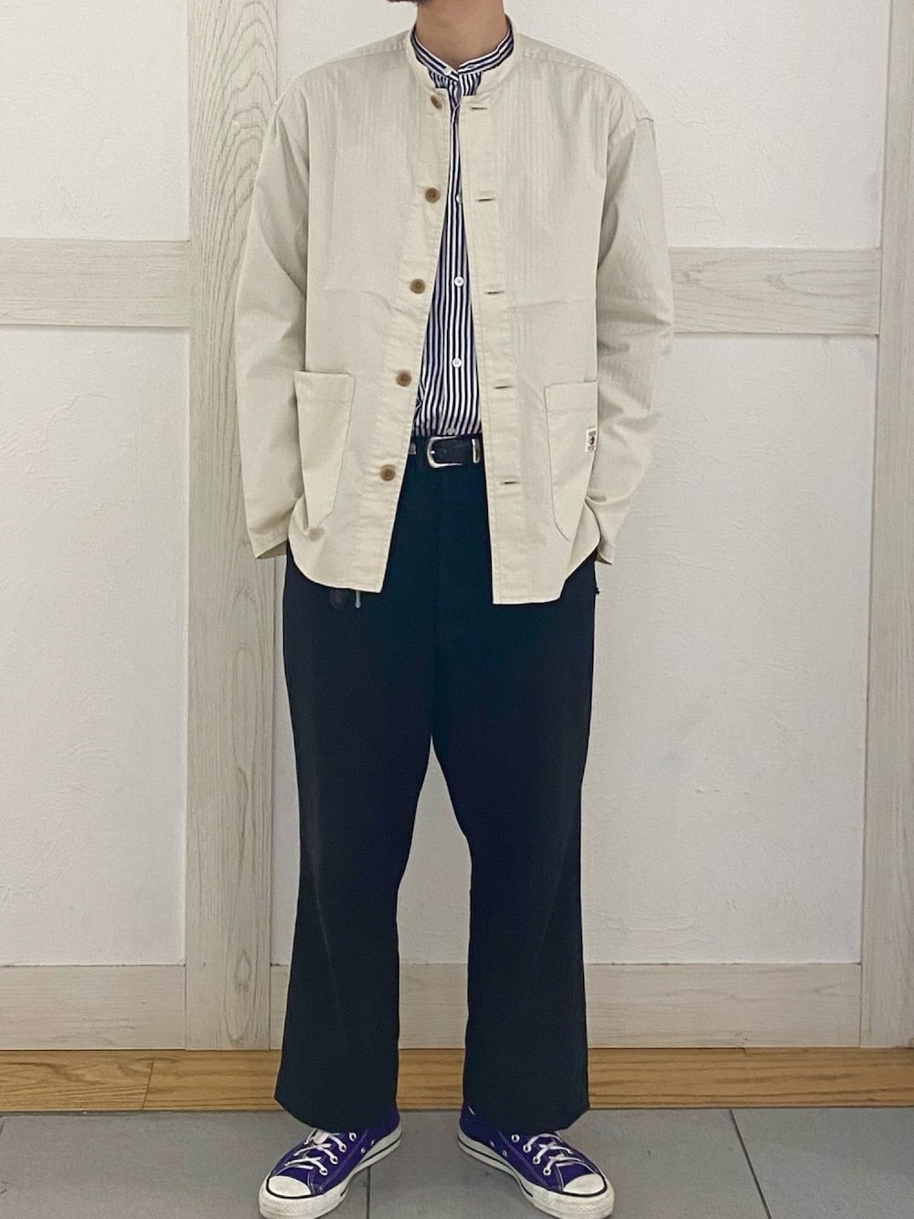 ホワイト系のシャツ/ブラウス、その他のシャツ/ブラウス、ブラック系のチノパンツを着用したメンズの春コーディネートの1枚目の写真