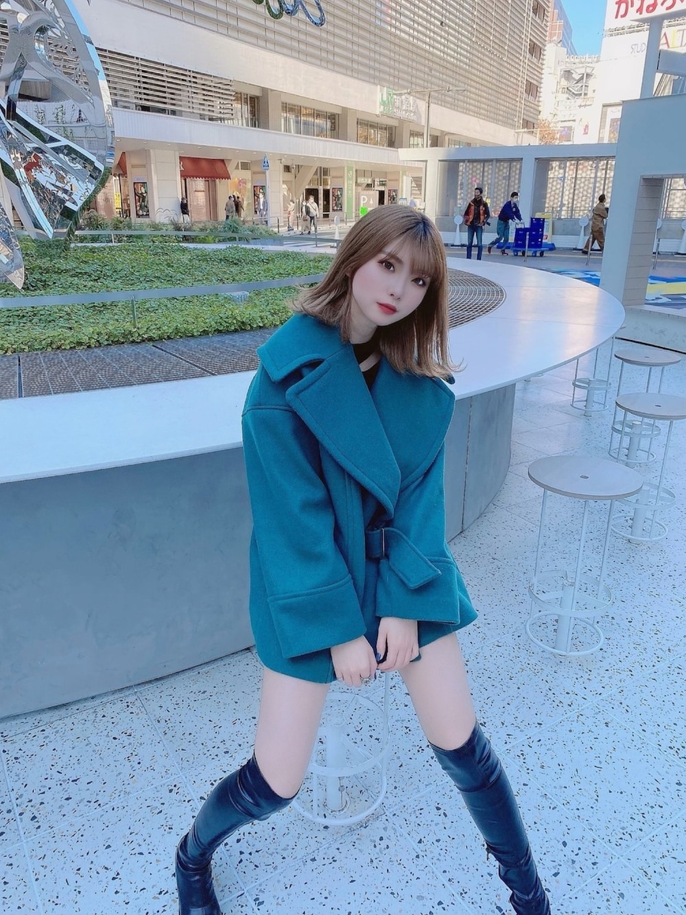「ENVYM、envym_staff、コート、大人カジュアル、ニーハイブーツ、カジュアル、アウター、ENVYMコーデ、新宿ルミネエスト、シンプル」｜「ENVYMのスラッシュカッティングＫｎｉｔ　ＯＰ（ワンピース、ブラック系）」を使った、MYUさん（レディース・165cm）の秋コーディネートの1枚目の写真