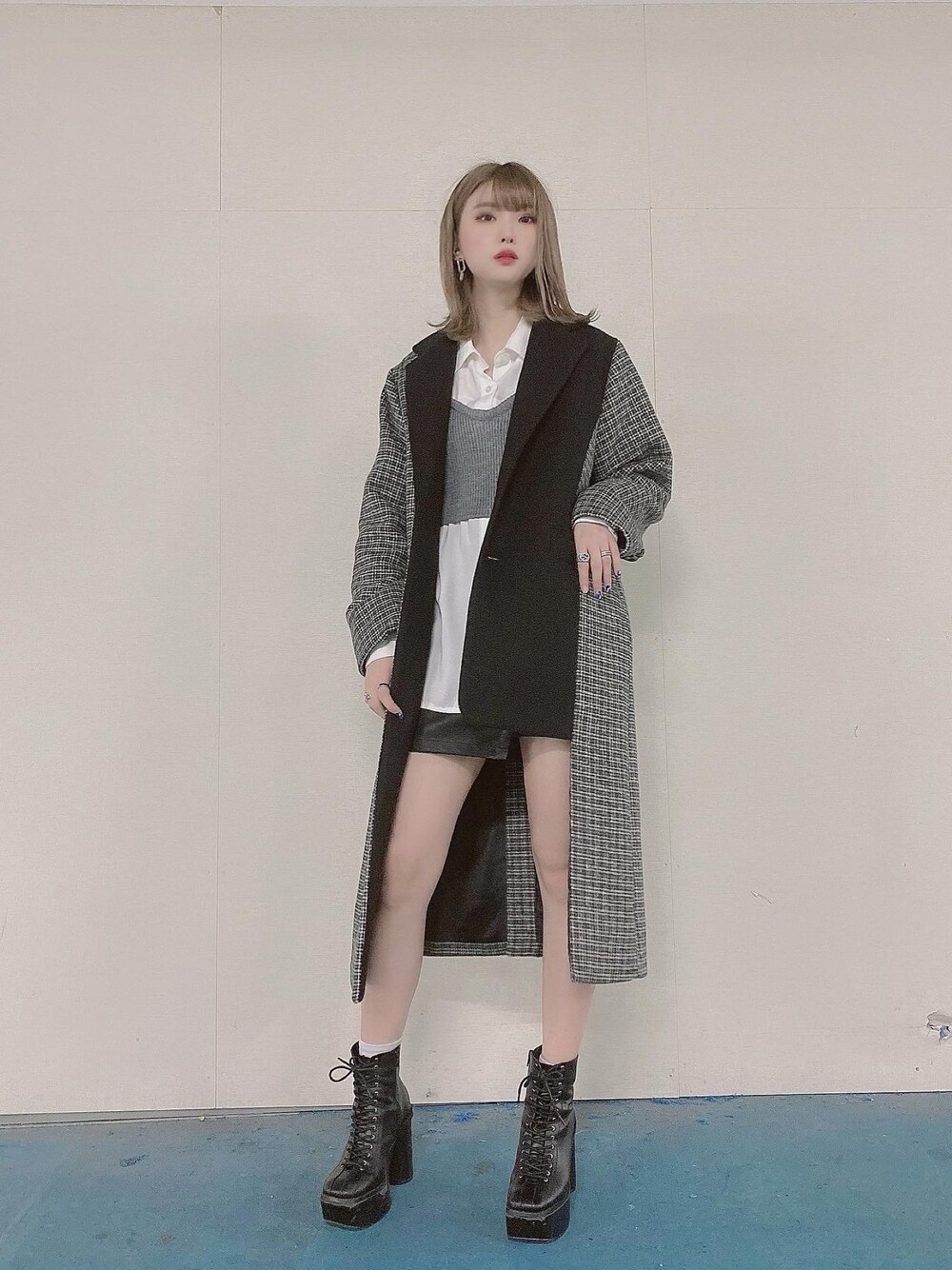 「ENVYM、envym_staff、ENVYMコーデ、アウター、チェックコート、ロングコート、ドッキングシャツ、レースアップシューズ、大人カジュアル、モード」｜「ENVYMのジャケットドッキングＣＴ（チェスターコート、その他）」を使った、MYUさん（レディース・165cm）の冬コーディネートの1枚目の写真