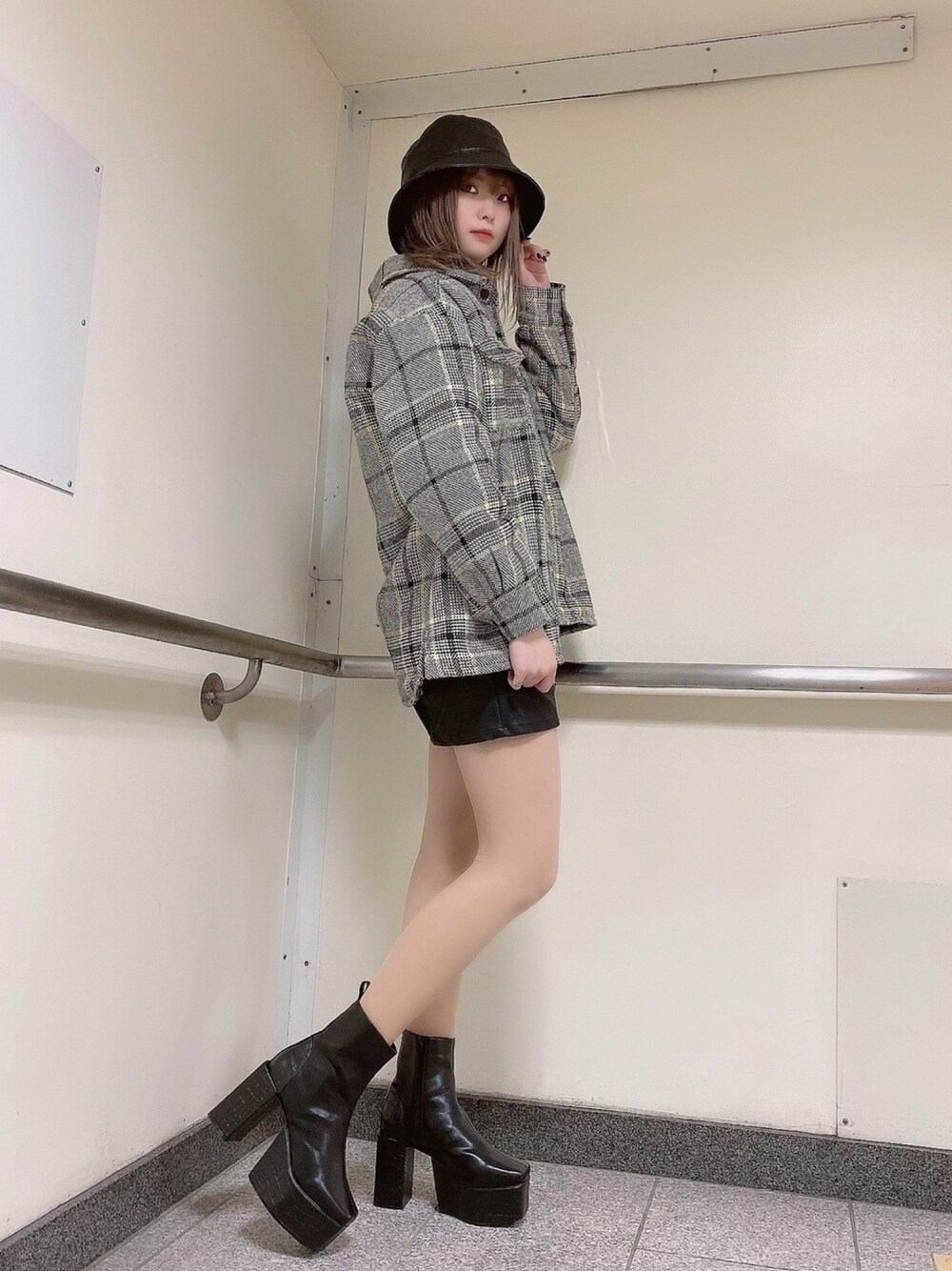 「ENVYM、envym_staff、ENVYMコーデ、ENVYM_shinjuku、冬コーデ、シンプル、バケハ、レザーショートパンツ、ショートブーツ、ボア」｜「ENVYMのＰＵバケットハット（ハット、ブラック系）」を使った、MYUさん（レディース・165cm）の冬コーディネートの1枚目の写真