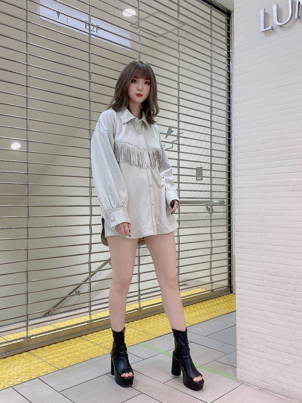 「ENVYM、envym_staff、ENVYMコーデ、ENVYM_shinjuku、シンプルコーデ、セットアップ、フリンジ、スウェード、オトナカジュアル、春コーデ」｜「ENVYMのフェイクイレザーＳＨＪＫ（その他アウター、グレー系）」を使った、MYUさん（レディース・165cm）の冬コーディネートの1枚目の写真