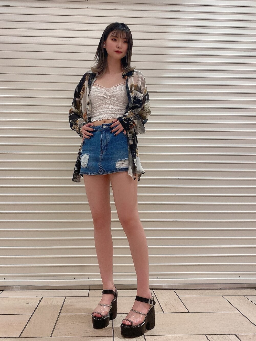 ホワイト系のキャミソール、その他のシャツ/ブラウス、ブルー系のデニムスカートを着用したレディースの春コーディネートの1枚目の写真