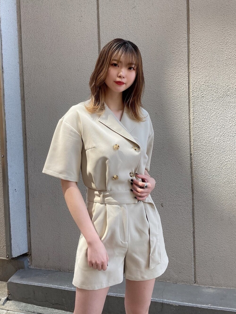 「ENVYM、envym_staff、ENVYMコーデ、オールインワン、カジュアル、春夏コーデ、ベージュ、シンプル、ラクチンコーデ、きれいめカジュアル」｜「ENVYMのオープンカラーショートＡＩＯ（つなぎ/オールインワン、ベージュ系）」を使った、MYUさん（レディース・165cm）の春コーディネートの1枚目の写真