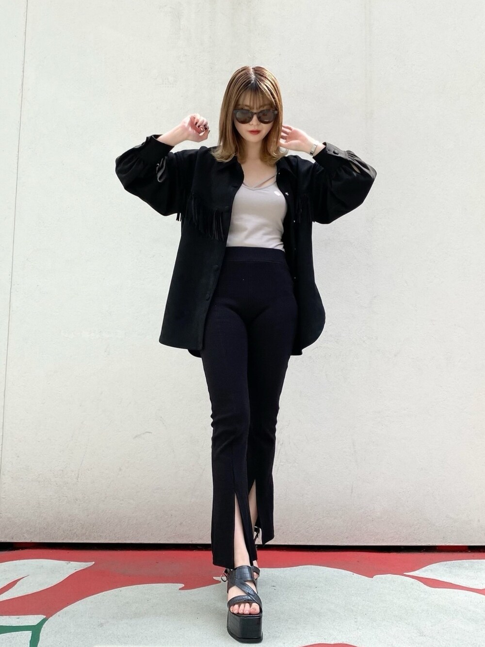 「ENVYM、envym_staff、ENVYMコーデ、ブラックコーデ、春コーデ、パンツコーデ、リブパンツ、フリンジ、センタースリット、カジュアル」｜「ENVYMのフェイクレザーＳＨＪＫ（その他アウター、ブラック系）」を使った、MYUさん（レディース・165cm）の春コーディネートの1枚目の写真