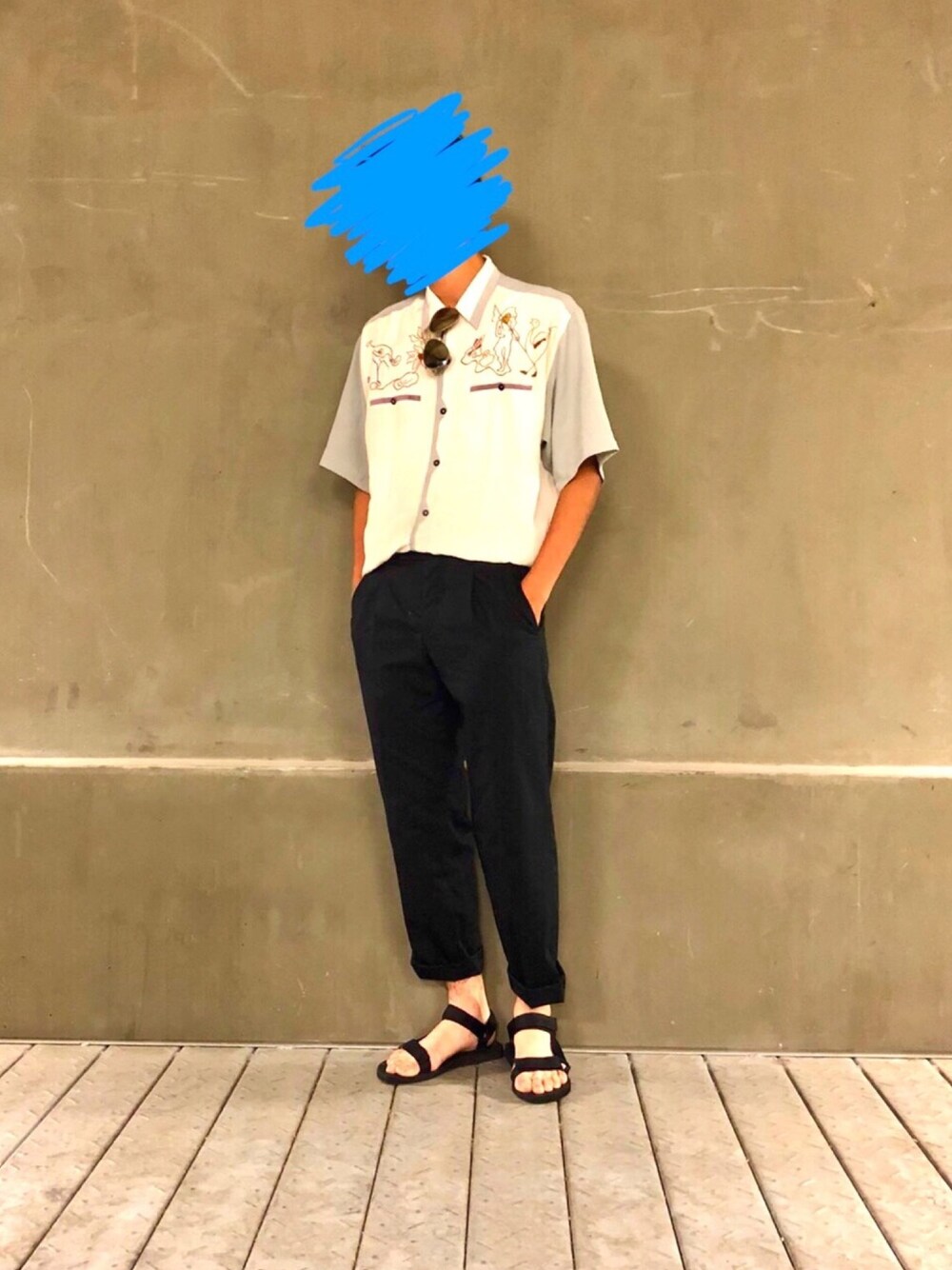 「シンプル、おしゃれさんと繋がりたい、休日スタイル、カジュアル、古着コーデ、サンダル、ベルクロ、夏コーデ、夏、夏祭り」｜「古着のアイテム（Tシャツ/カットソー、ホワイト系）」を使った、ぴょんすさん（メンズ・181cm）の夏コーディネートの1枚目の写真
