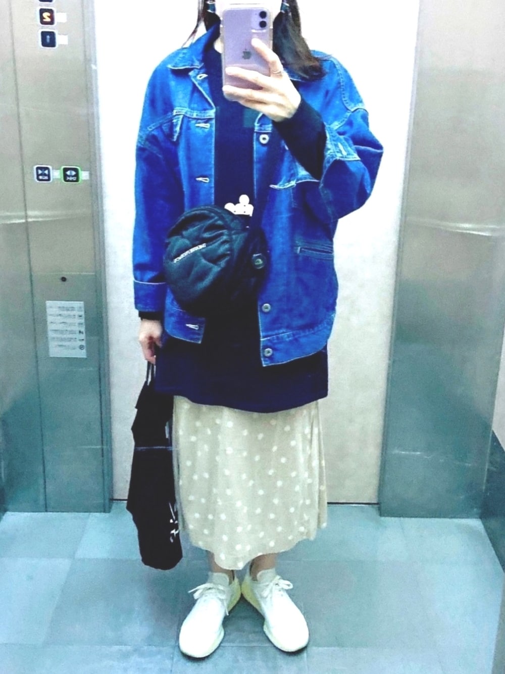 「スニーカー、シアタープロダクツ(THEATRE PRODUCTS)」｜「THEATRE PRODUCTSの“IN THE SHELL”　Tシャツ（Tシャツ/カットソー、ブラック系）」を使った、to_piさん（レディース・155cm）の春コーディネートの1枚目の写真