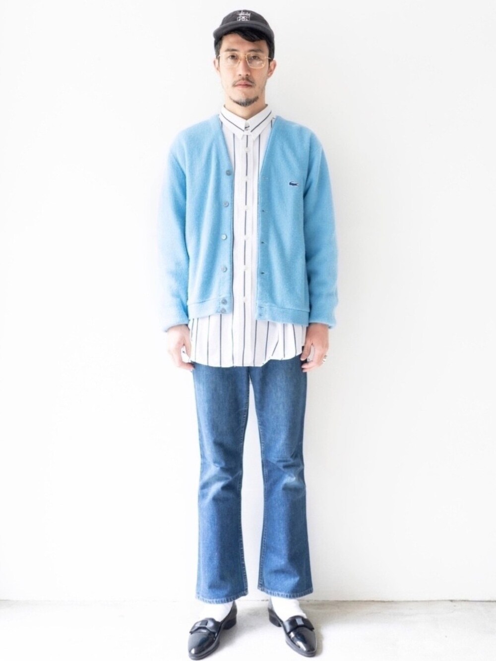 ブルー系のカーディガン/ボレロ、ホワイト系のシャツ/ブラウス、ブルー系のデニムパンツを着用したメンズの冬コーディネートの1枚目の写真