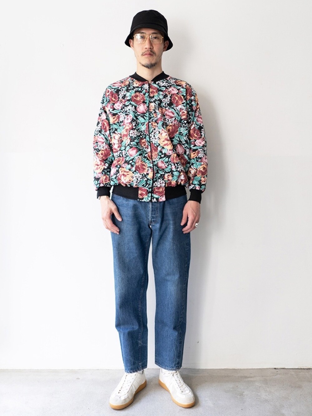 その他のブルゾン、ブルー系のデニムパンツ、ホワイト系のスニーカーを着用したメンズの春コーディネートの1枚目の写真