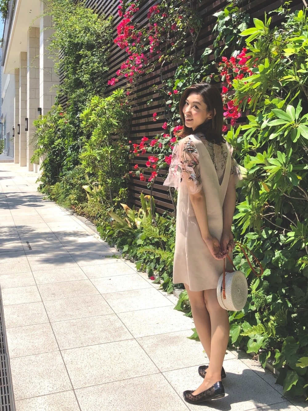 「花柄、シースルー、レーストップス、バタフライツイスト、ペタンコ靴、フラットシューズ」｜「BUTTERFLY TWISTSのアイテム（バレエシューズ、ブラック系）」を使った、shoko yanoさん（レディース・162cm）の夏コーディネートの1枚目の写真
