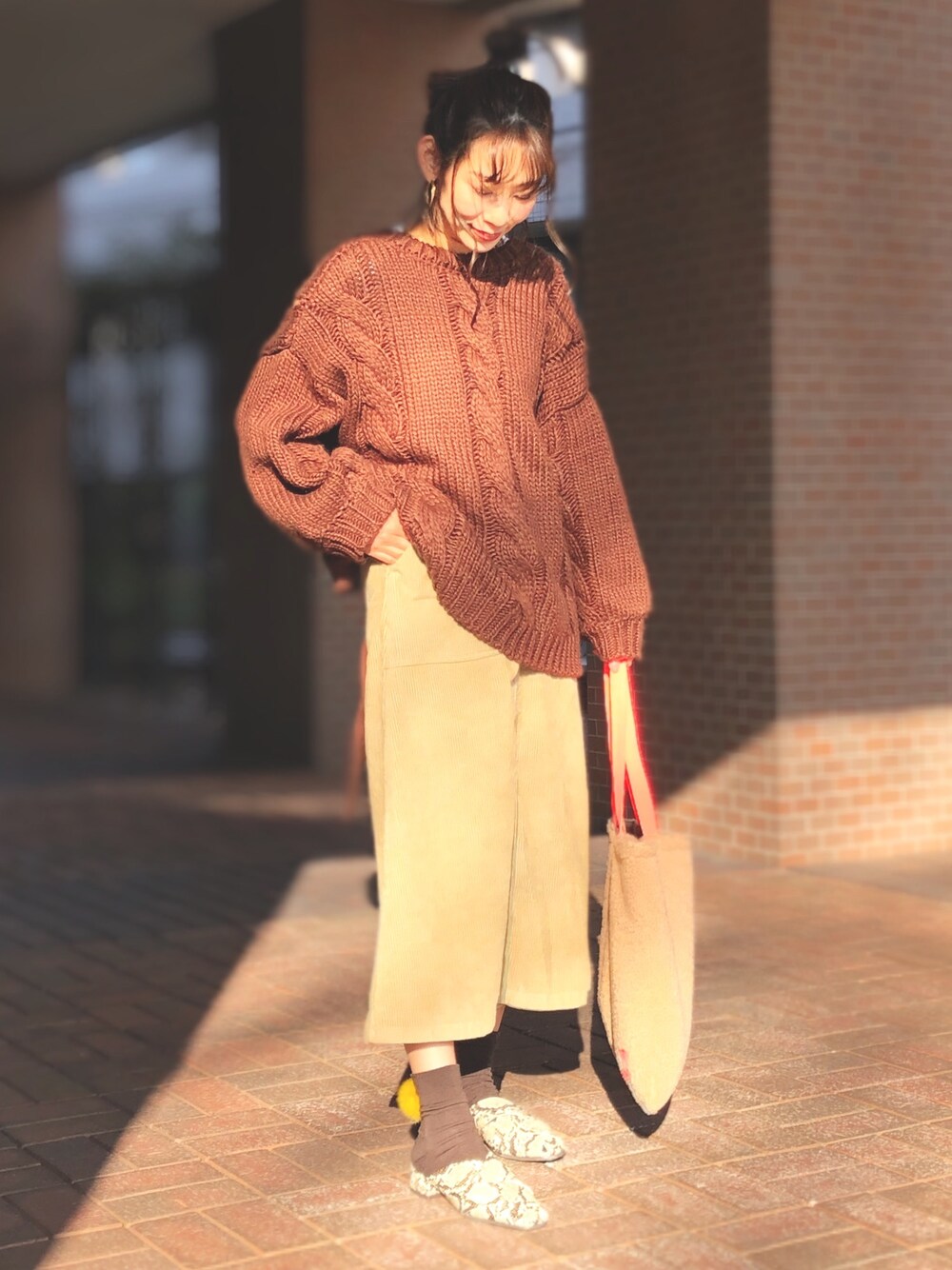 「ブラウン色に染まれ、今日のコーデ、ざっくりニット、オーバーサイズ、オーバーサイズニット、ブラウンコーデ、vivian 、パイソン柄、ワントーンコーデ、くつした×サンダル」｜「VIVIANのスクエアトゥざっくり編み込みデザインスリッパ（サンダル、ブラック系）」を使った、shoko yanoさん（レディース・162cm）の冬コーディネートの1枚目の写真