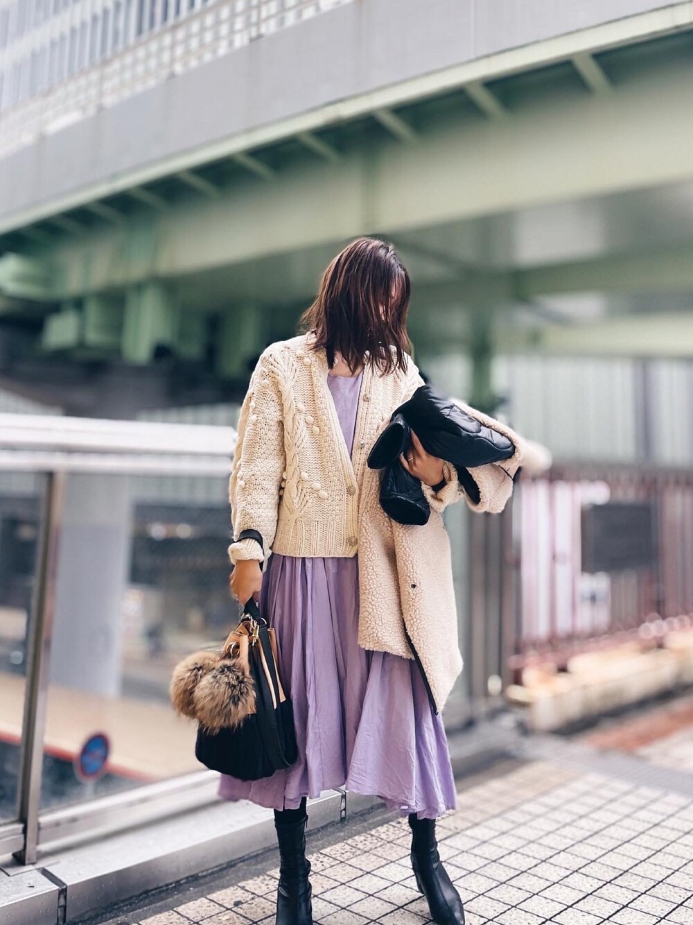 「大人カジュアル、ラクチンコーデ、シンプル、おしゃれさんと繋がりたい、秋冬コーデ、ワンピース、vivian公式アンバサダー、viviancollection、ミドルブーツ、ソックス➕ブーツ」｜「MADEMOISELLE ROPE'の【新色追加】ポップコーンハンドニットカーディガン（カーディガン/ボレロ、ホワイト系）」を使った、shoko yanoさん（レディース・162cm）の冬コーディネートの1枚目の写真