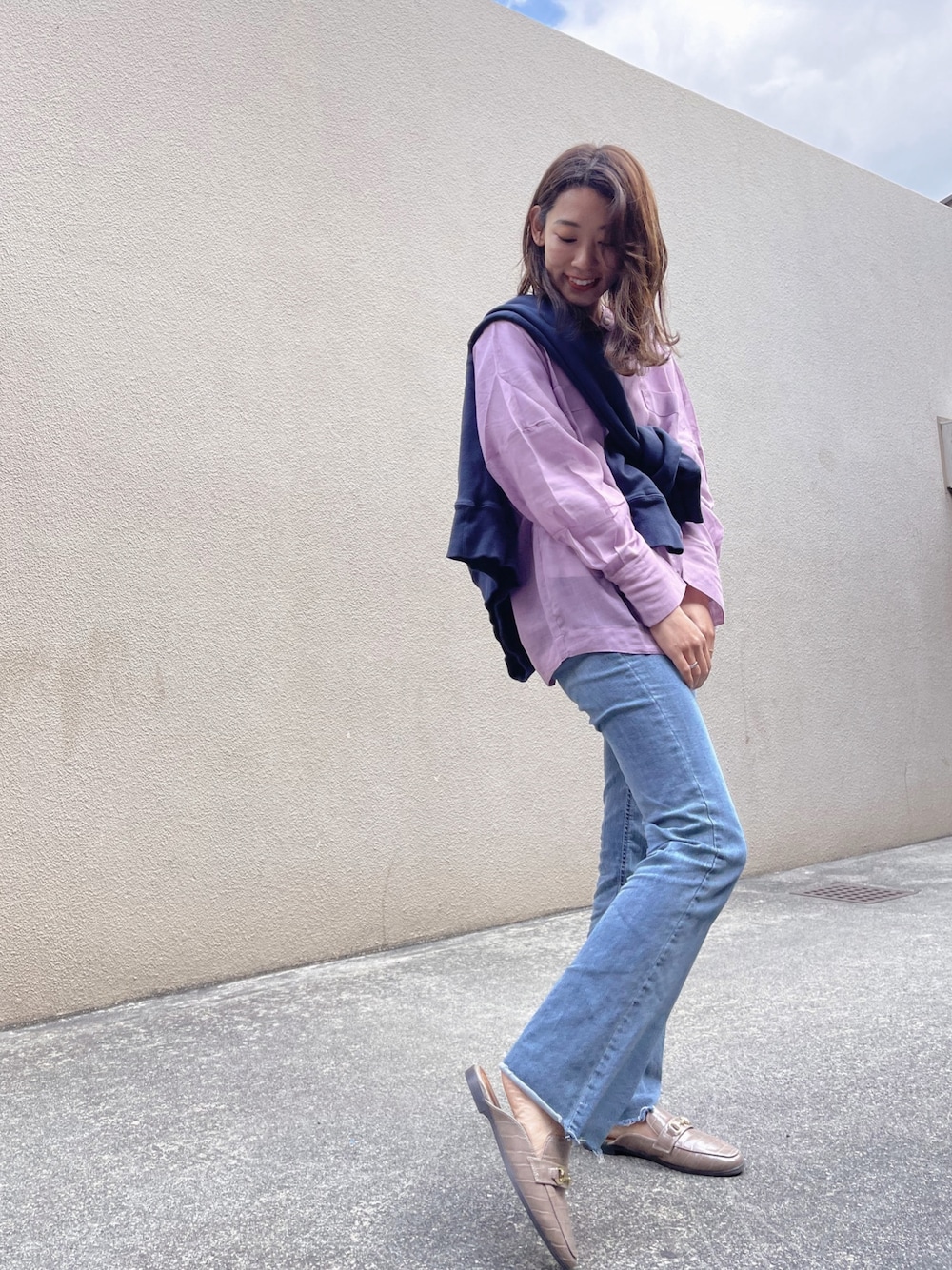 「春コーデ、viviancollection、vivian公式アンバサダー、vivianコーデ、スリッパサンダル、サンダル、ベージュサンダル、ペタンコ靴、ペタンコサンダル、春色」｜「VIVIANの【2021年春新作】スクエアトゥローファーデザインスリッパ（サンダル、ホワイト系）」を使った、shoko yanoさん（レディース・162cm）の春コーディネートの1枚目の写真