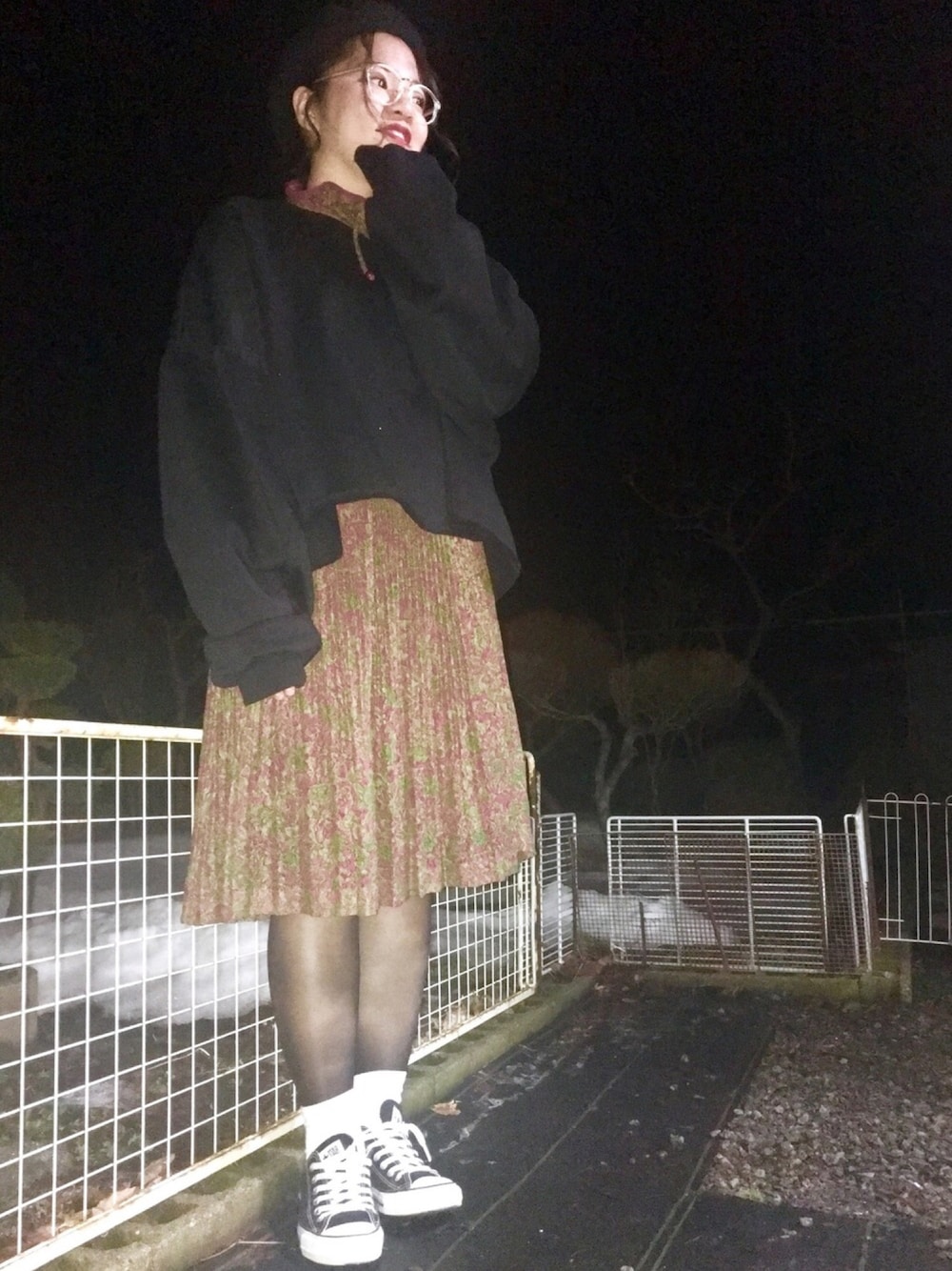 「プチプラ、コンバース、おさがり、ベレー帽、クリアメガネ、デブでもオシャレ」｜「母のおさがりのアイテム（ワンピース、レッド系）」を使った、たむらさん（レディース・161cm）の春コーディネートの1枚目の写真