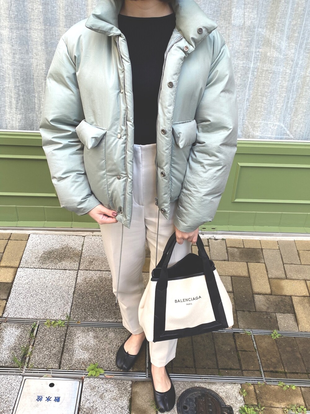 「カラーパンツ、ダウンジャケット、AURALEE、ZARA、Maison Margiela、BALENCIAGA、いいね、save、フォローお願いします🤑、通勤コーデ、ootd、ボブ」｜「BALENCIAGAのBalenciaga Cabas Leather-Trimmed Canvas Tote（トートバッグ、ホワイト系）」を使った、mipoさん（レディース・162cm）の春コーディネートの1枚目の写真
