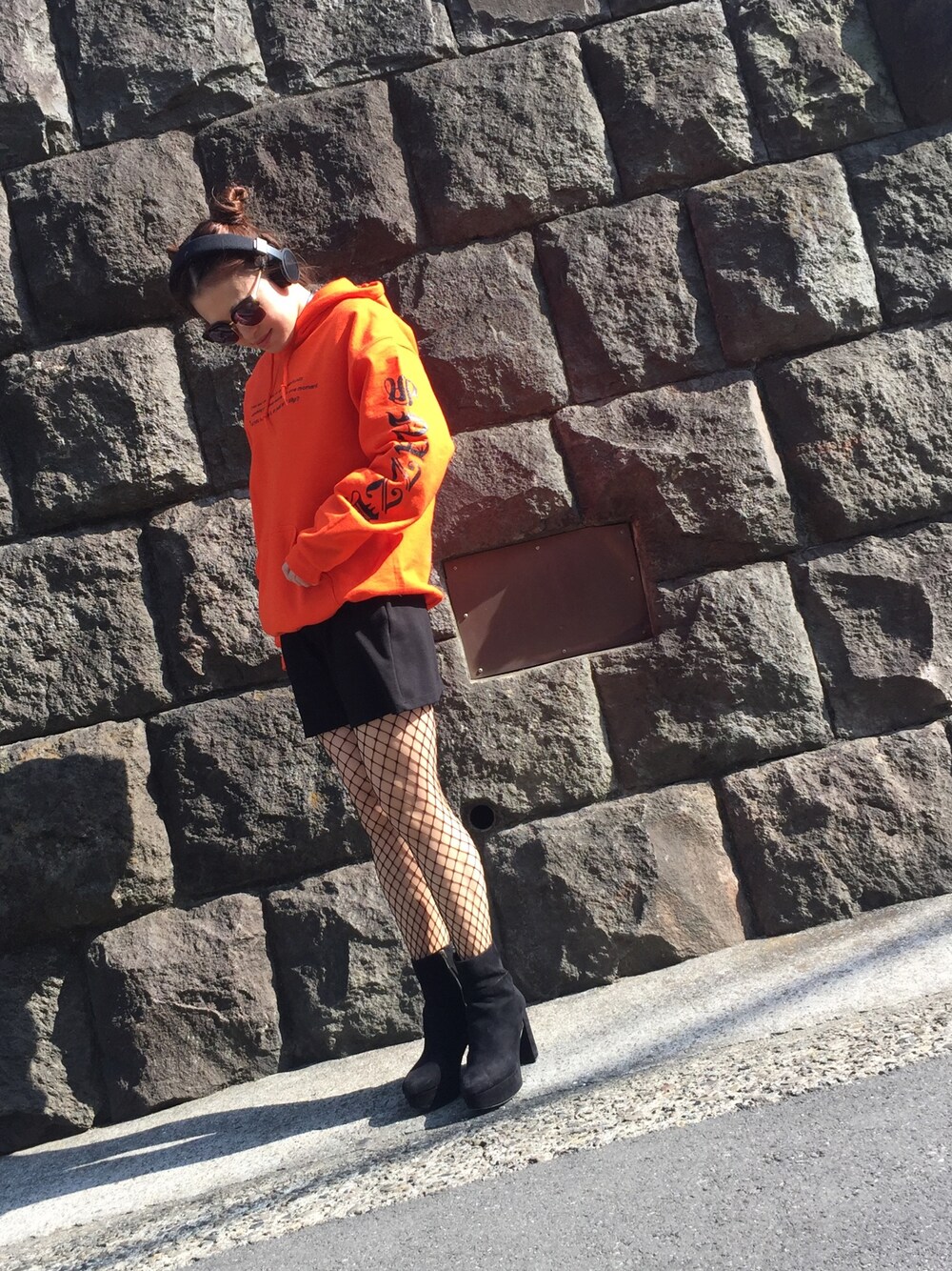 「ストリート、ストリートMIX、ストリート系、ストリートファッション、ストリートスタイル、ストリート系女子、swag、street、streetstyle、streetfashion」｜「Finders Keepersのアイテム（パーカー、オレンジ系）」を使った、REIKAさん（レディース・160cm）の秋コーディネートの1枚目の写真