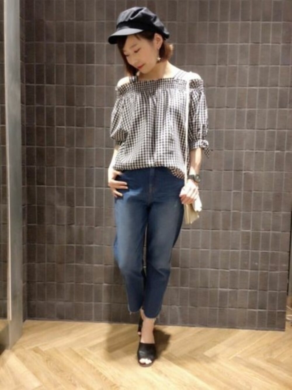 「デニム、JEANASiS、キャスケット、ジーナシス、ギンガムチェック、オフショル」｜「JEANASISのムジガラオフショルSS/751628（シャツ/ブラウス、ホワイト系）」を使った、JEANASISアミュプラザ鹿児島STAFFさん（レディース・160cm）の春コーディネートの1枚目の写真