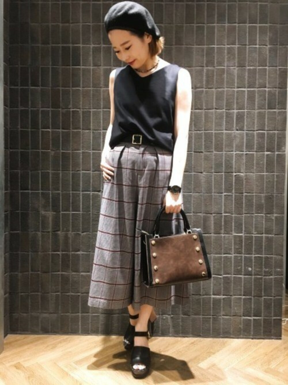「JEANASiS、モノトーン、ジーナシス、ワイドパンツ、チェックパンツ、サンダル、夏コーデ、ノースリーブ」｜「JEANASISのバックスリットVNS/763308（Tシャツ/カットソー、ブラック系）」を使った、JEANASISアミュプラザ鹿児島STAFFさん（レディース・160cm）の夏コーディネートの1枚目の写真