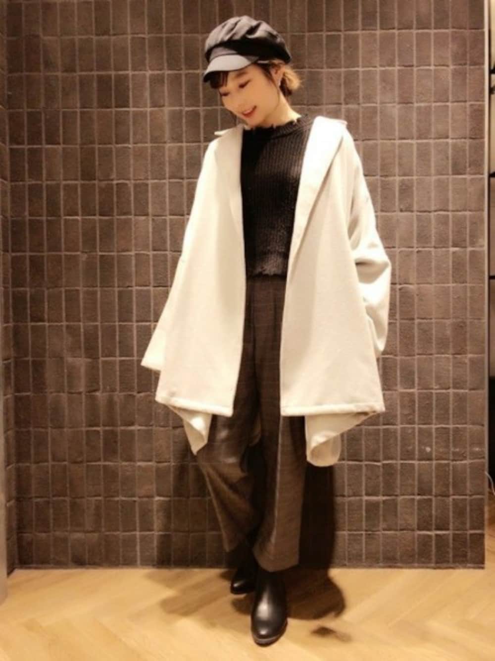「テーパードパンツ、ビッグシルエット、JEANASiS、ジーナシス、チェックパンツ、トラウザーパンツ、ゆるコーデ、ショート丈トップス」｜「JEANASISのスーパーBIGチェスターコート/760145（チェスターコート、グレー系）」を使った、JEANASISアミュプラザ鹿児島STAFFさん（レディース・160cm）の秋コーディネートの1枚目の写真
