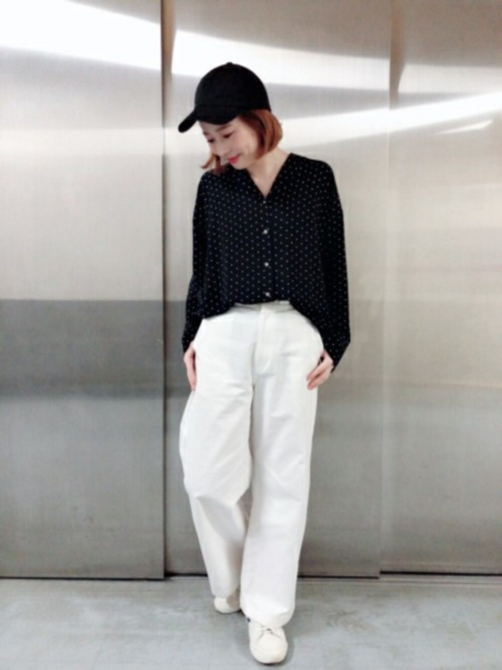 「チノパン、ドット、JEANASiS、モノトーン、ジーナシス、ワイドパンツ、白パンツ、春コーデ、開襟シャツ」｜「JEANASISのドットカイキンシャツ/785852 （シャツ/ブラウス、ブラック系）」を使った、JEANASISアミュプラザ鹿児島STAFFさん（レディース・160cm）の春コーディネートの1枚目の写真
