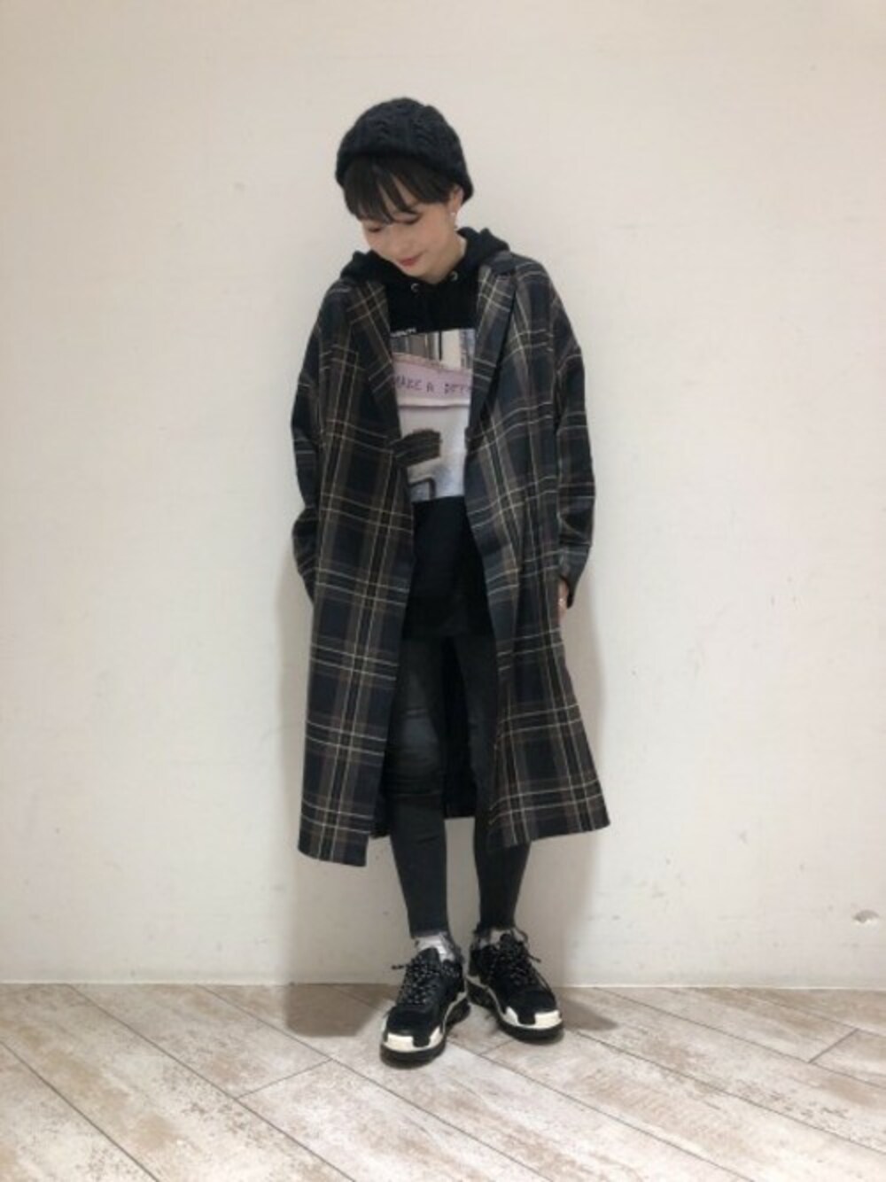 「チェック、スニーカー、チェスターコート、パーカー、JEANASiS、ジーナシス、スポーツミックス、チェックコート、スキニーデニム、クラッシュデニム」｜「JEANASISのチェックBIGチェスターコート/814870（チェスターコート、ブルー系）」を使った、JEANASISアミュプラザ鹿児島STAFFさん（レディース・160cm）の秋コーディネートの1枚目の写真