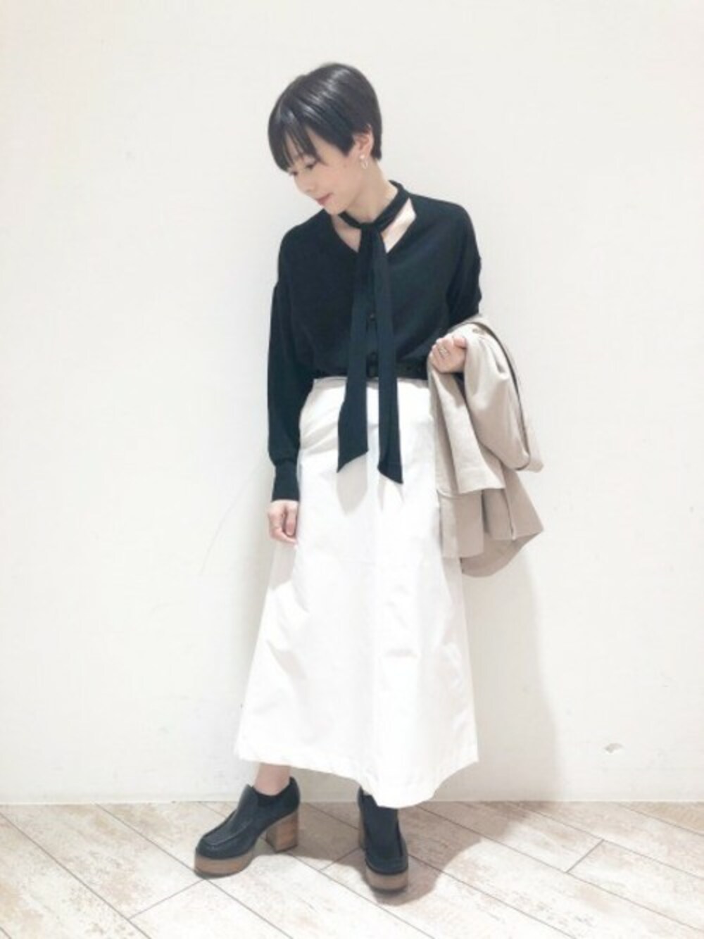 「スカート、ローファー、JEANASiS、Aラインスカート、ジーナシス、春コーデ、モノトーンコーデ、ボウタイブラウス、ヒールローファー」｜「JEANASISのボウタイブラウス/825142（シャツ/ブラウス、ブラック系）」を使った、JEANASISアミュプラザ鹿児島STAFFさん（レディース・160cm）の冬コーディネートの1枚目の写真