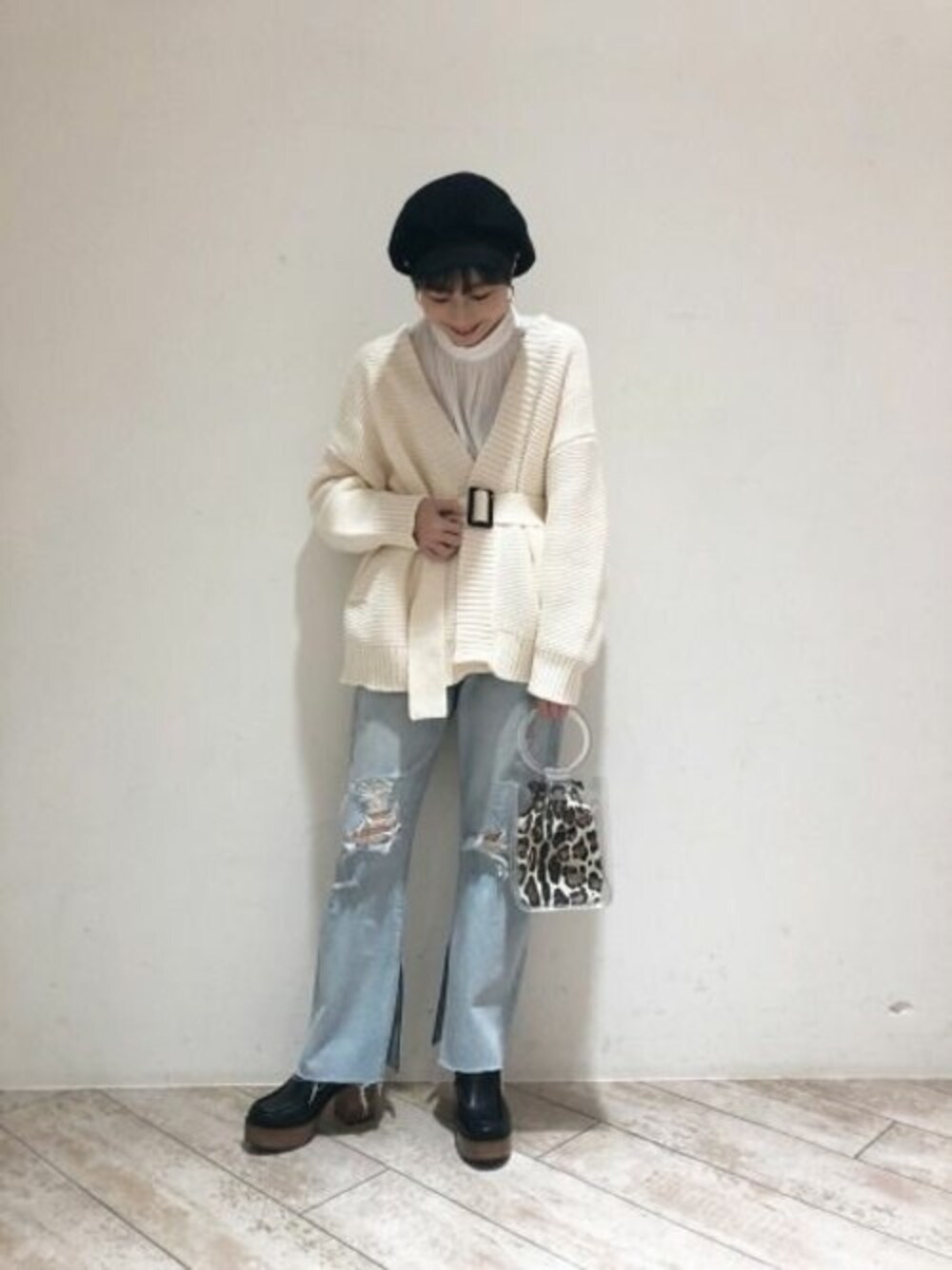 「JEANASiS、ジーナシス、ホワイトコーデ、ダメージデニムパンツ、ベルト付き、春コーデ、ルーズデニム、ざっくりニットカーディガン、スリットデニム」｜「JEANASISの3Gガーターカーディガン/822749（カーディガン/ボレロ、ホワイト系）」を使った、JEANASISアミュプラザ鹿児島STAFFさん（レディース・160cm）の春コーディネートの1枚目の写真